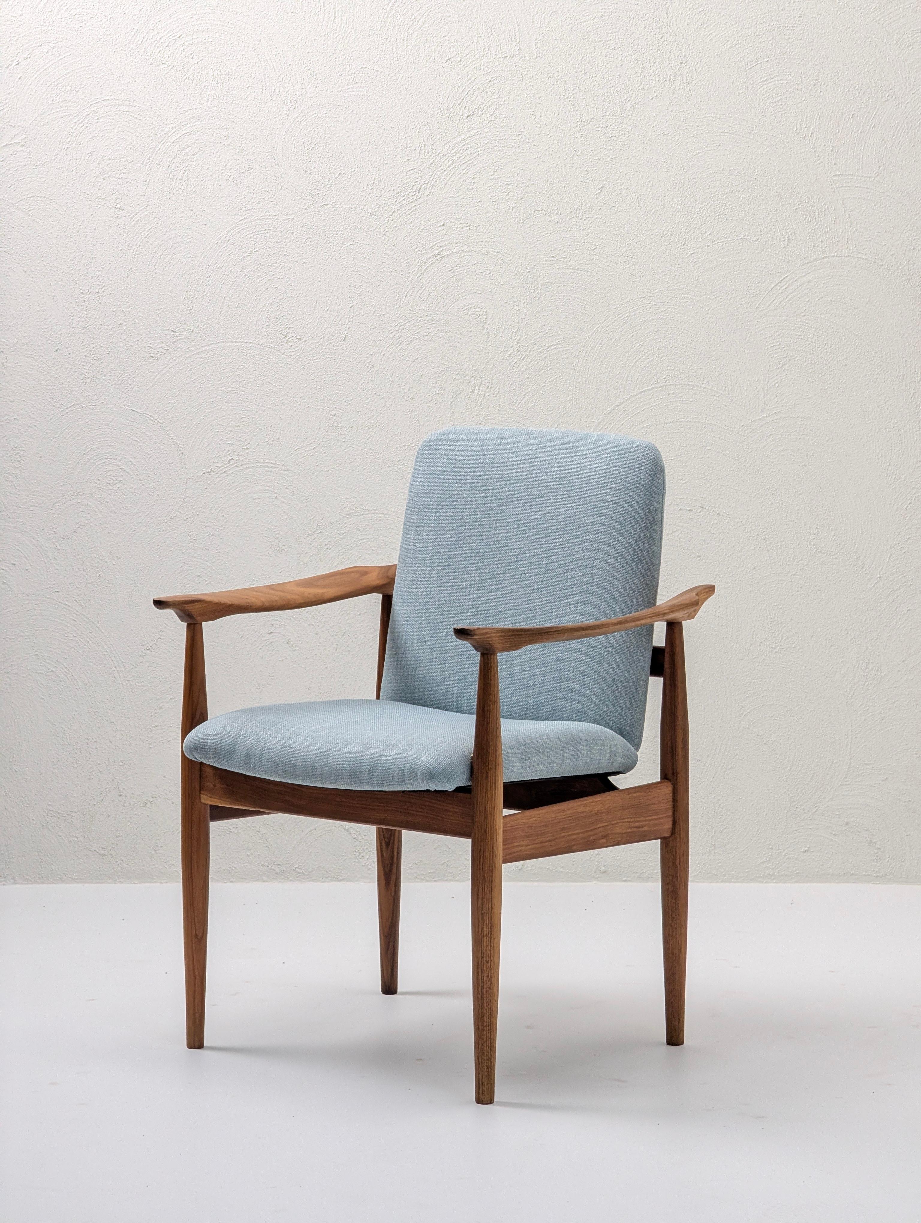 Dieser Sessel ist ein eindrucksvolles Beispiel für australisches Design aus der Mitte des Jahrhunderts und wurde von dem renommierten Hersteller Burgess in Melbourne produziert.

Das raffinierte Design des Stuhls wird durch seine dramatischen,