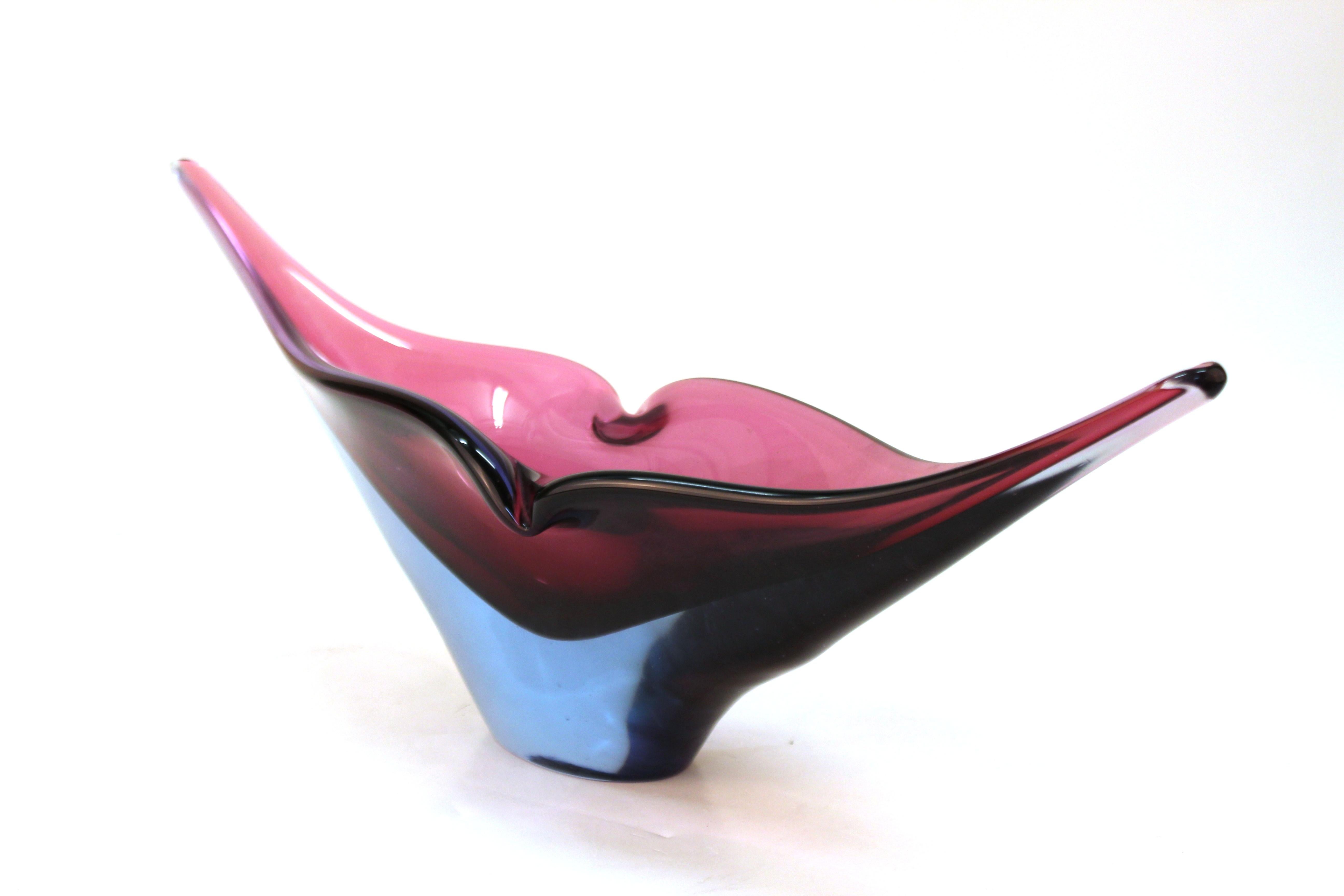 Mid-Century Modern Sculptural Art Glass Bowl in Eggplant Purple In Good Condition In New York, NY