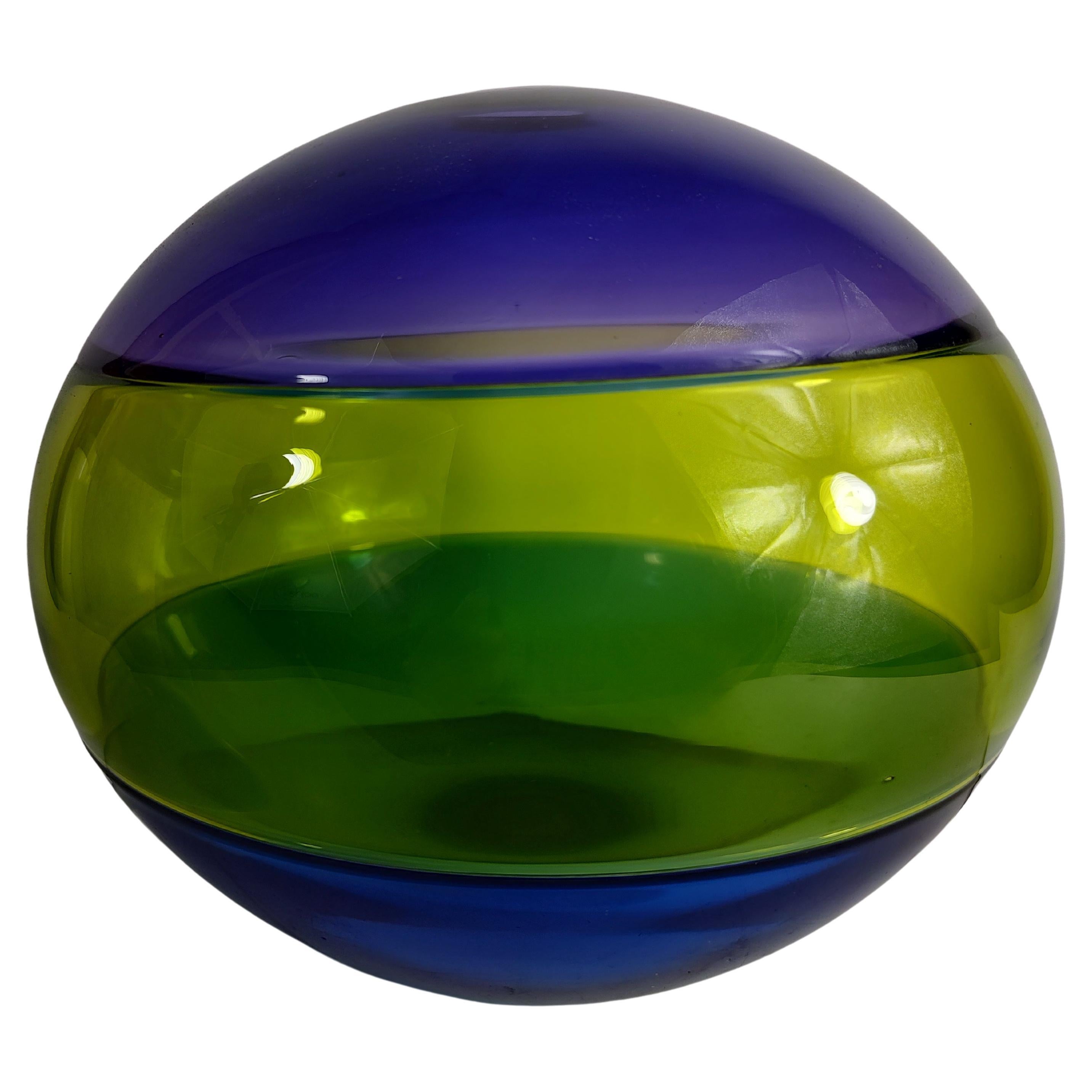 Spectaculaire vase en verre d'art signé mais illisible pour moi. Voir photos, Fabuleux changement de couleurs au fur et à mesure que la lumière passe à travers, sous différents angles, il se mélange et change. Des verts et des bleus, des violets et