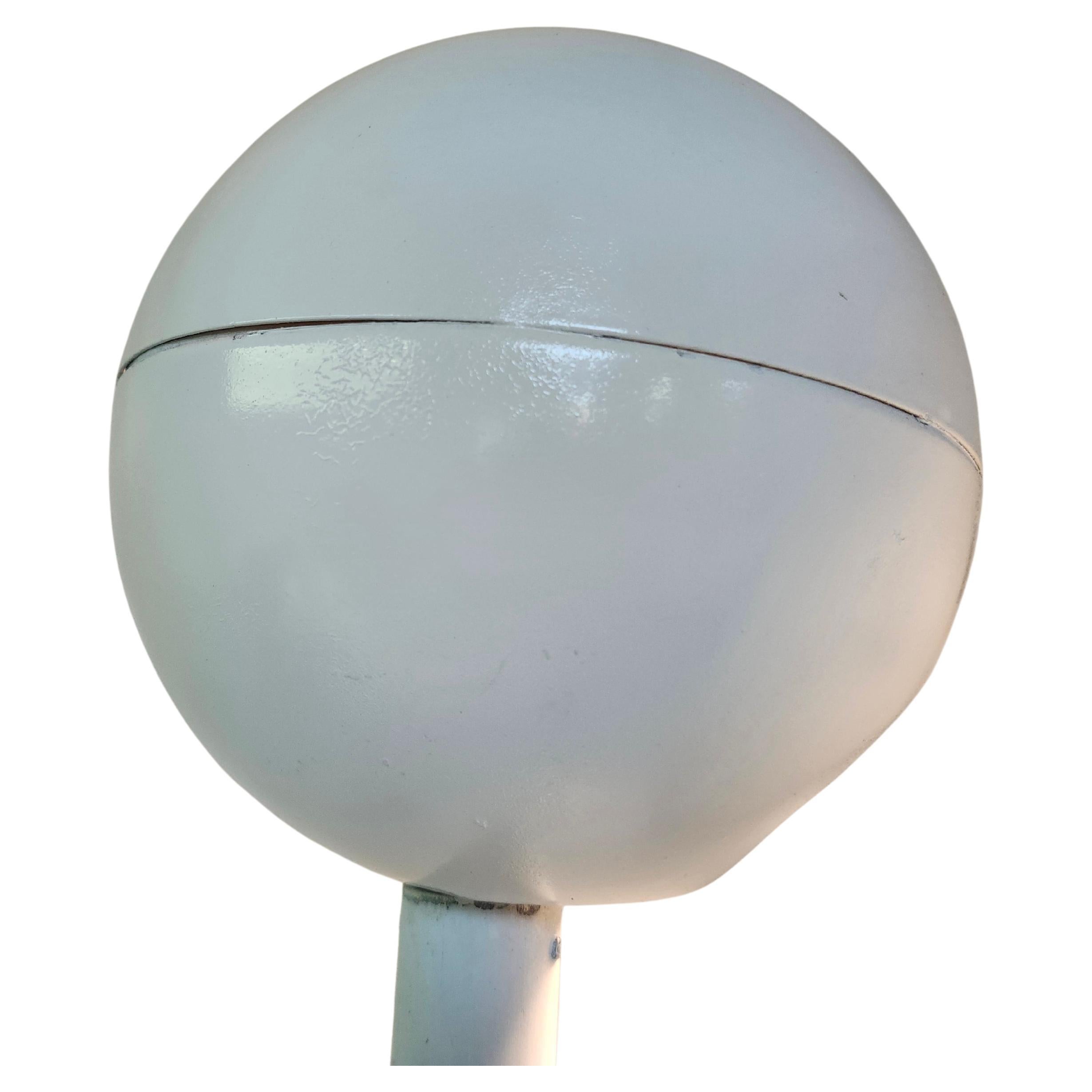 Espectacular diseño innovador de John Mascheroni para George Kovacs. El diseño Barbell con un fondo lastrado que se asienta firmemente en cualquier ángulo en un disco circular de plástico (sustituido). 
Restaurado a su estado original pintado de