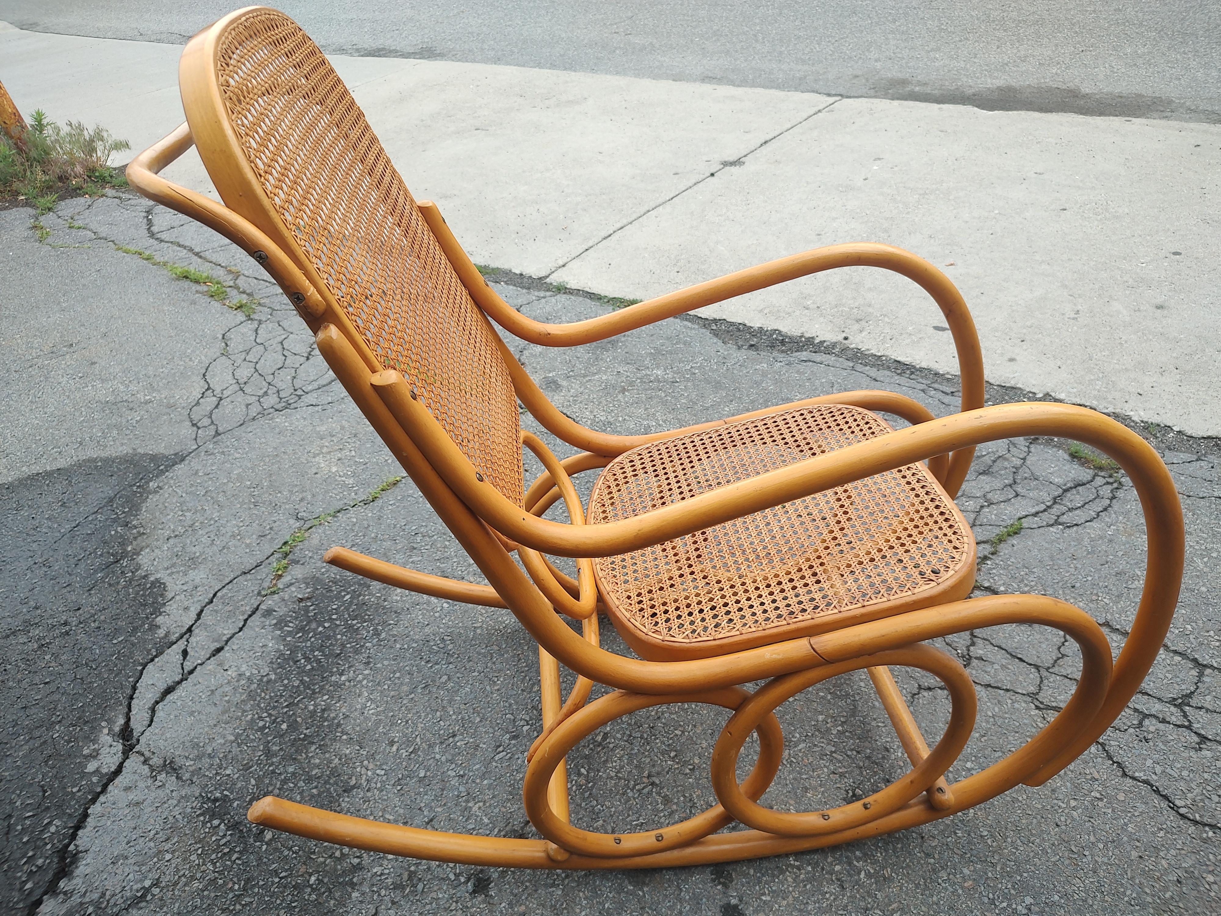 Mid-Century Modern Sculptural Beech Bentwood Rocking Chair Attributed to Thonet For Sale 3