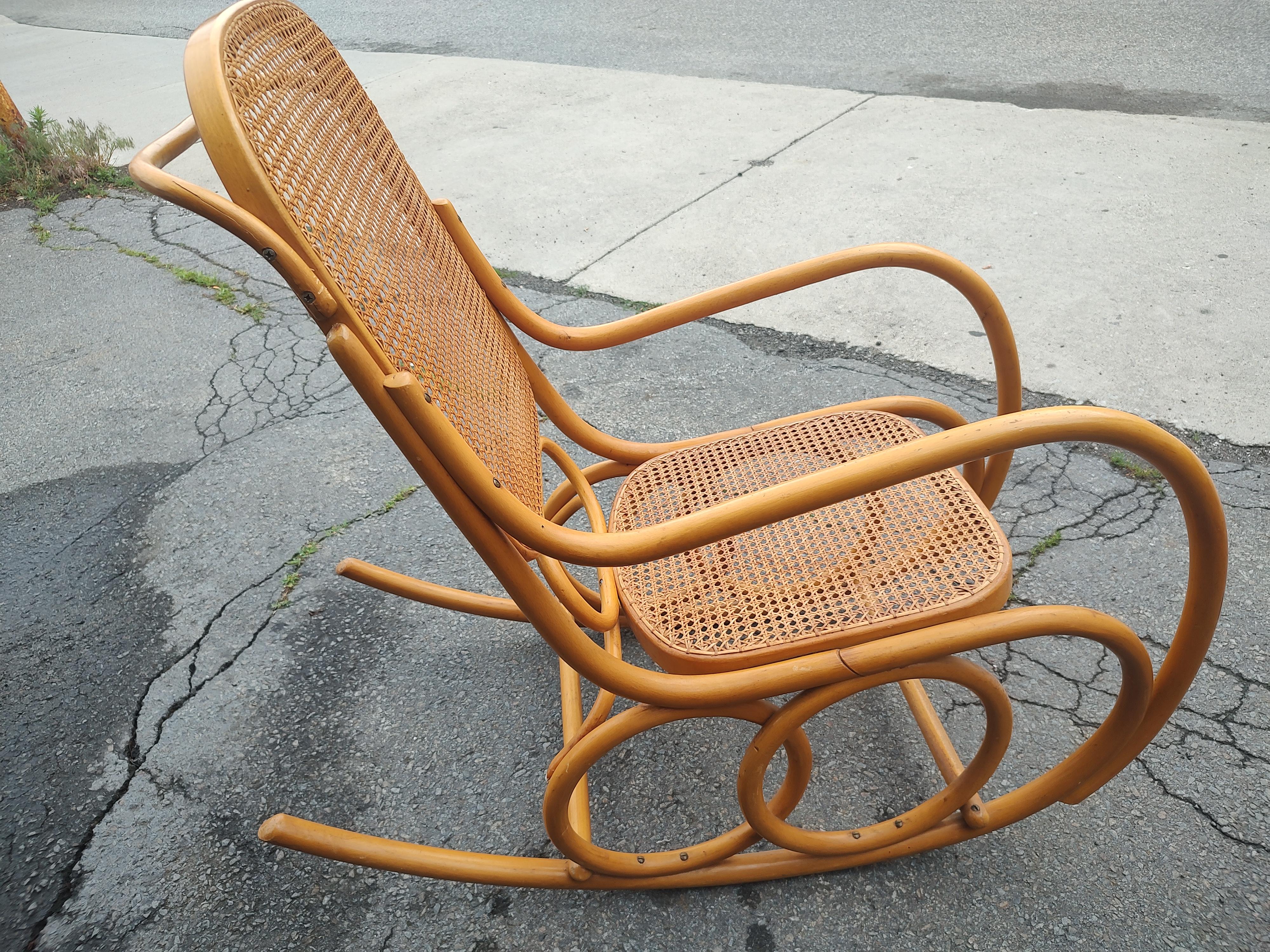 Mid-Century Modern Sculptural Beech Bentwood Rocking Chair Attributed to Thonet For Sale 4