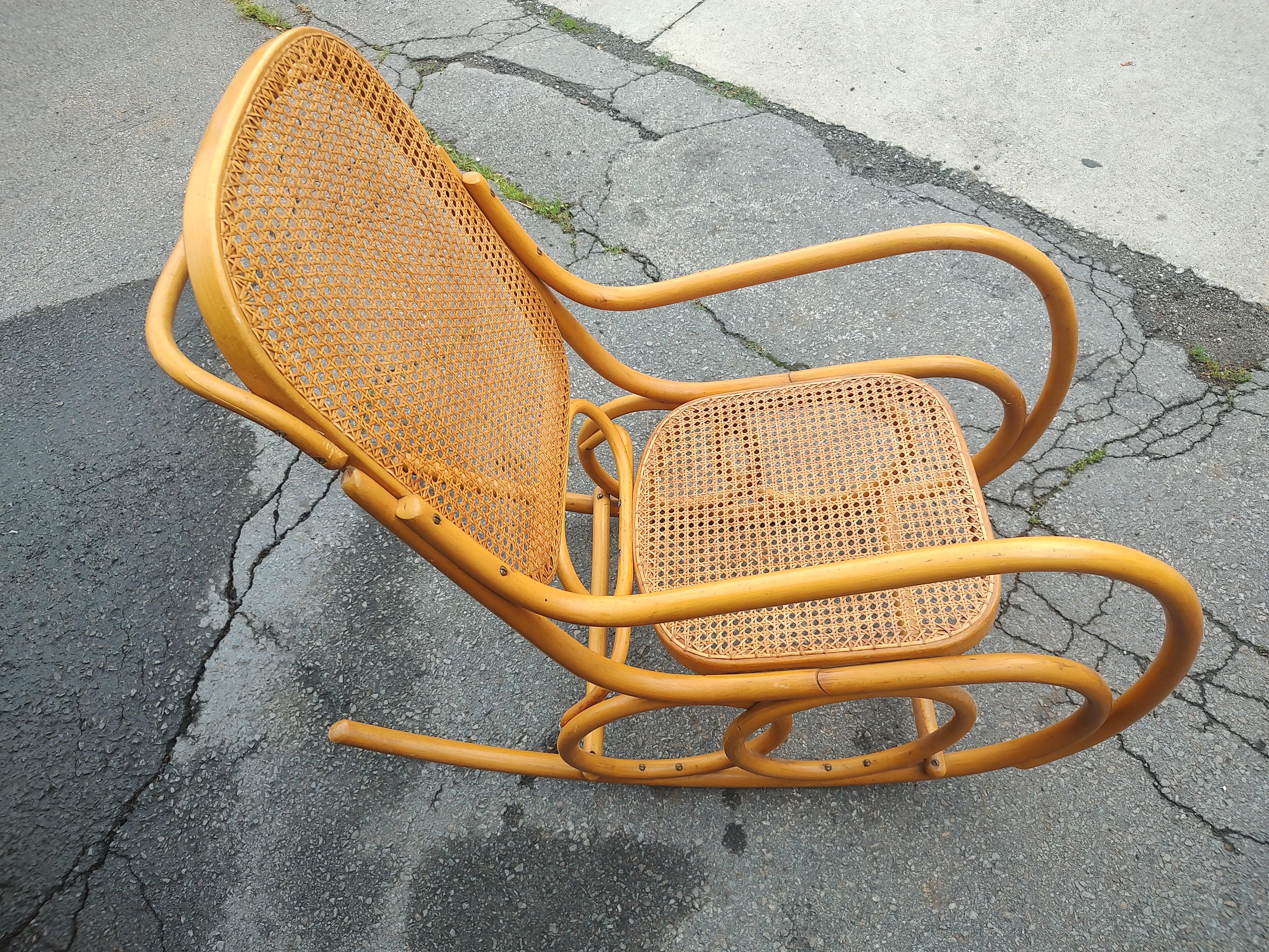Mid-Century Modern Sculptural Beech Bentwood Rocking Chair Attributed to Thonet For Sale 5