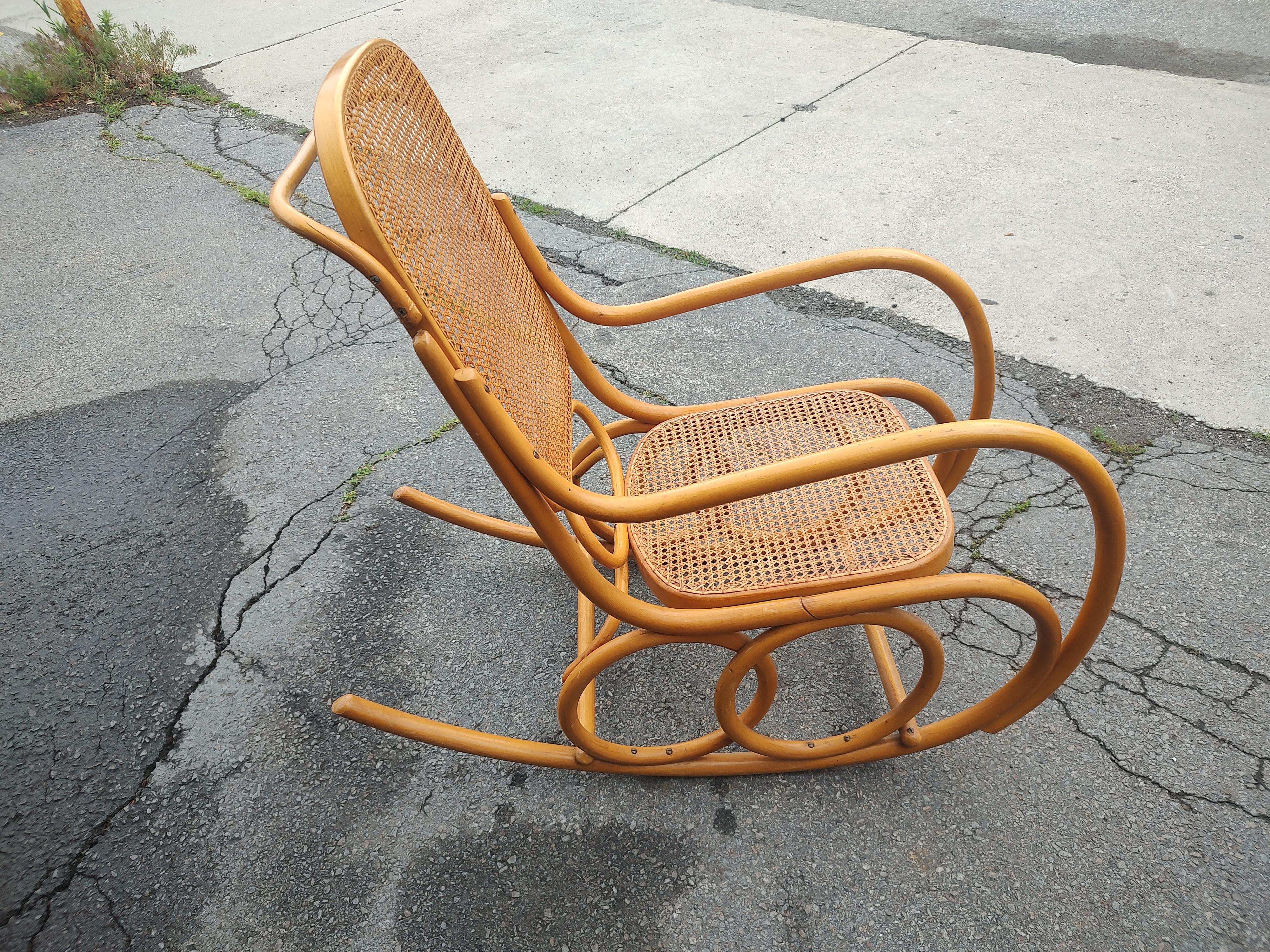 Mid-Century Modern Sculptural Beech Bentwood Rocking Chair Attributed to Thonet For Sale 6