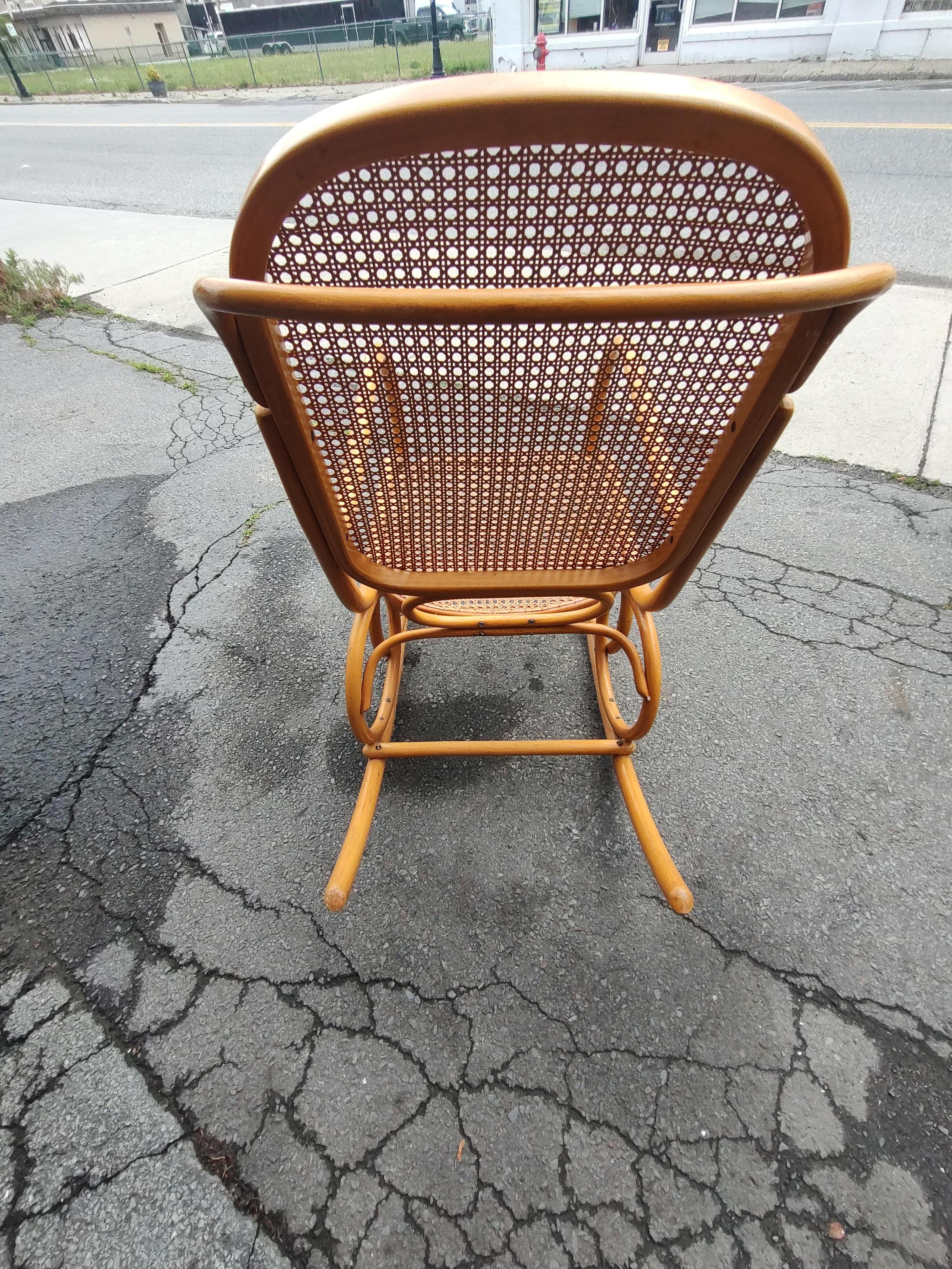 Mid-Century Modern Sculptural Beech Bentwood Rocking Chair Attributed to Thonet In Good Condition For Sale In Port Jervis, NY