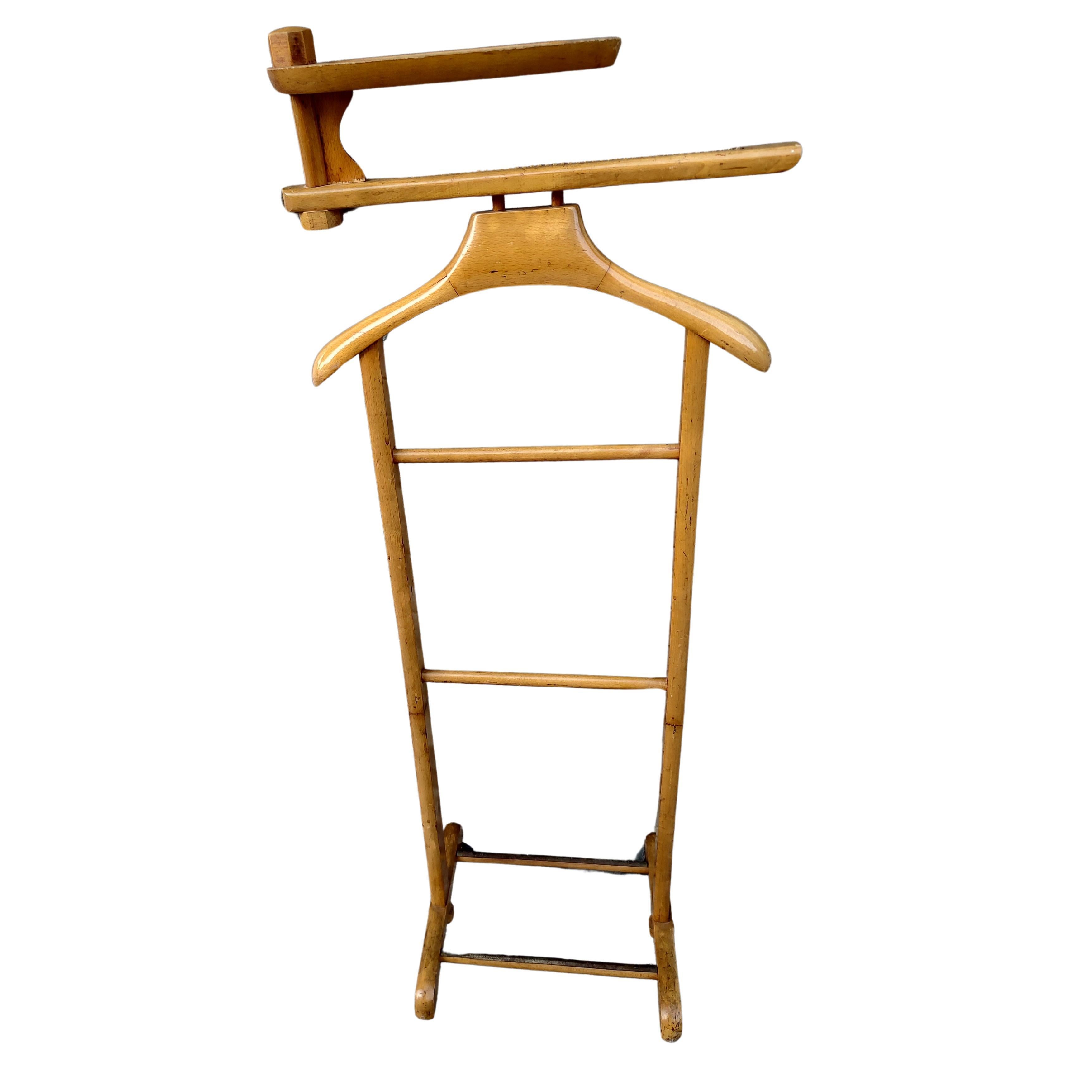 Mid-Century Modern Valet de chambre en hêtre sculptural moderne mi-siècle, fabriqué en Italie en vente