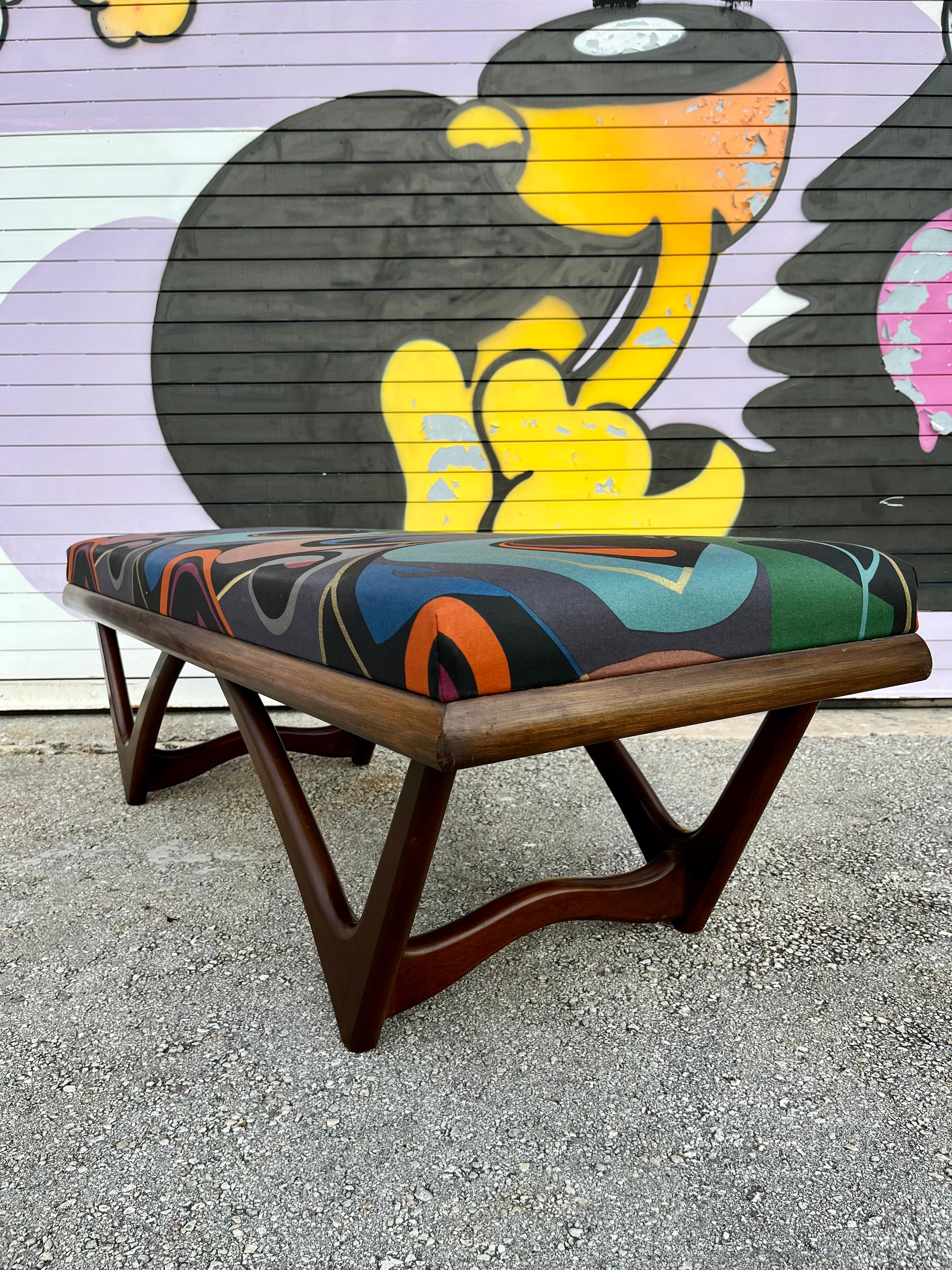 Mid-Century Modern Sculptural Bench in the Adrian Pearsall Style. Circa 1960s.  For Sale 4