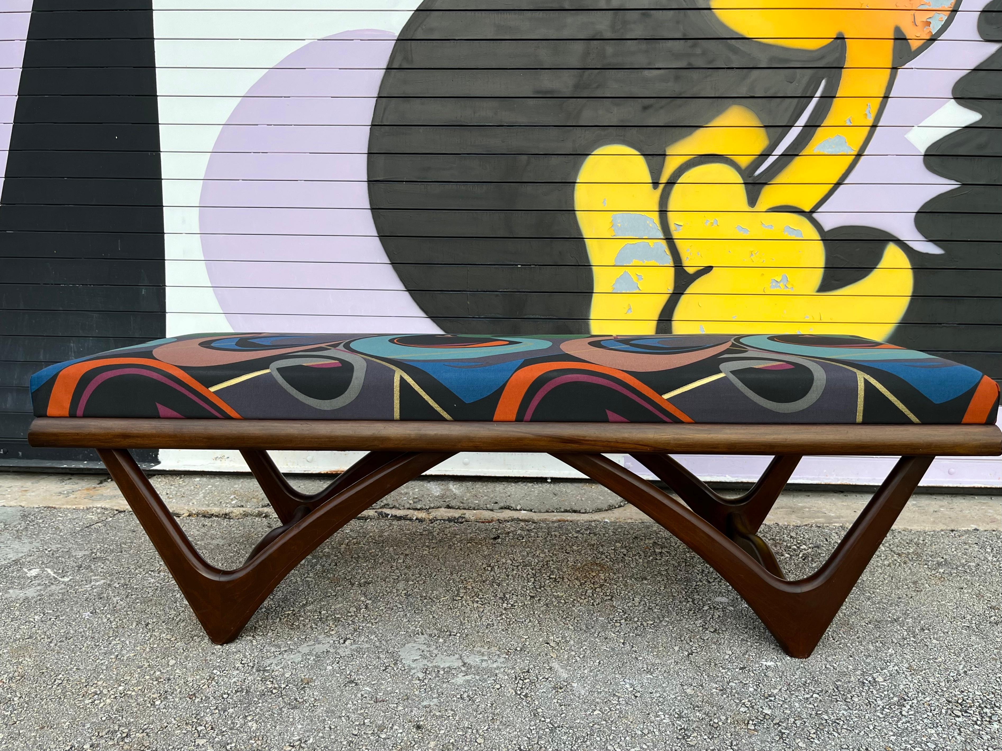 Mid-Century Modern Sculptural Bench in the Adrian Pearsall Style. Circa 1960s.  For Sale 5