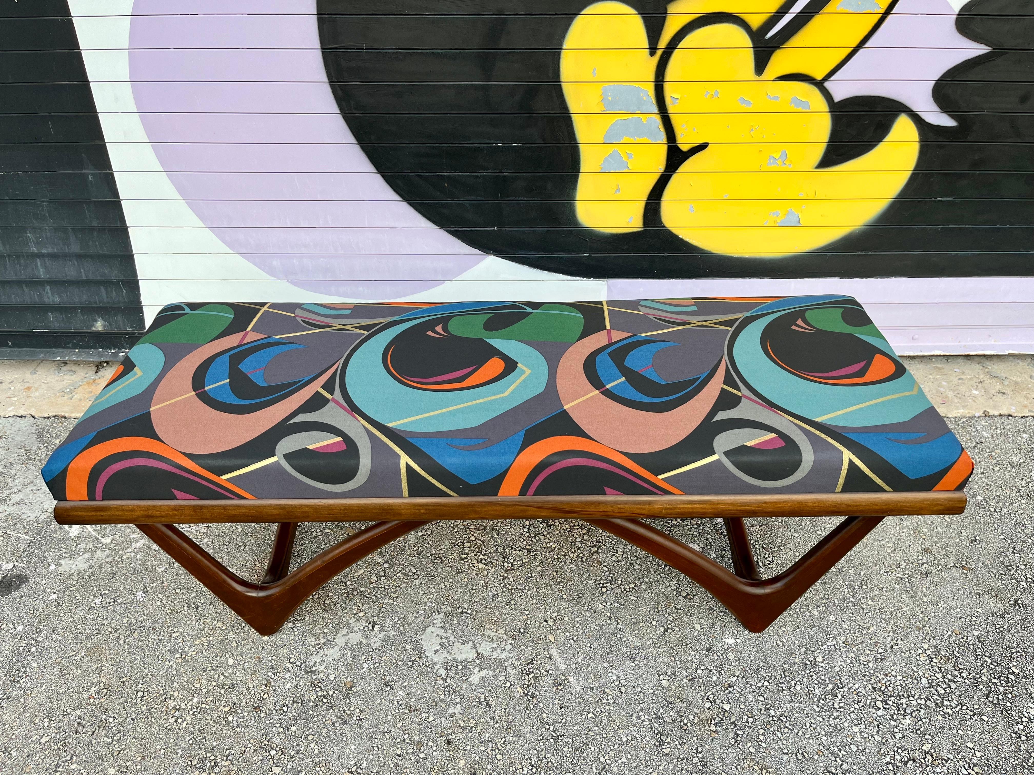 Mid-Century Modern Sculptural Bench in the Adrian Pearsall Style. Circa 1960s.  For Sale 6