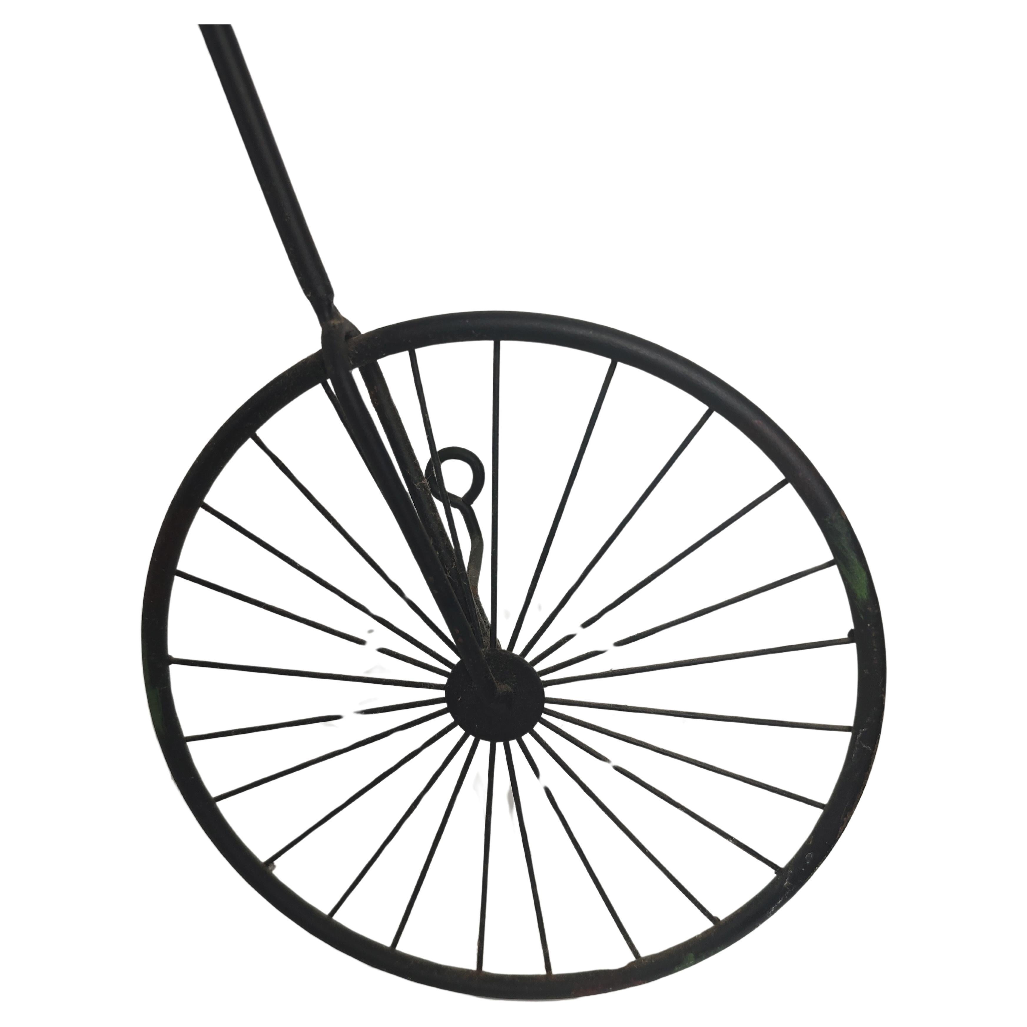 Fabelhafte Kreation von Curtis Jere. 19thc Fahrrad Wandkunst oder verwenden Sie die Halterung und es kann auf einer ebenen Fläche aufgestellt werden. In ausgezeichnetem Vintage-Zustand mit minimalen Gebrauchsspuren. Signiert und datiert Curtis Jere