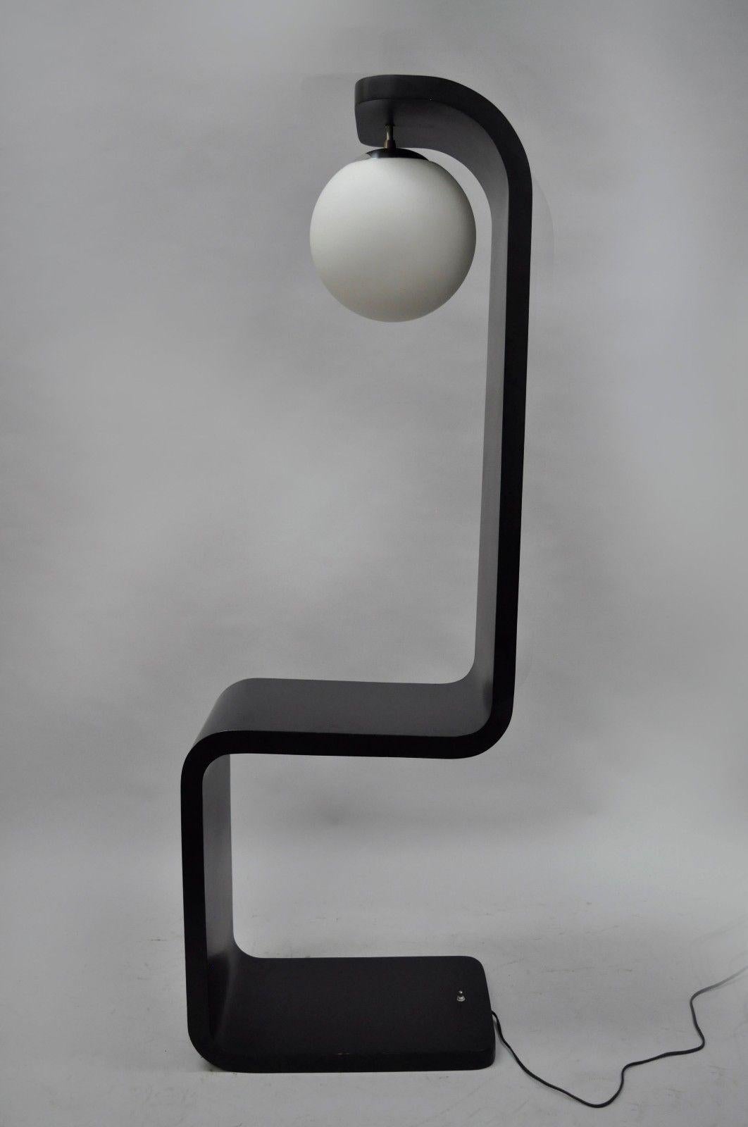 Mid-Century Modern Sculptural Black Chrome Floor Lamp Attributed to Modeline In Good Condition In Philadelphia, PA