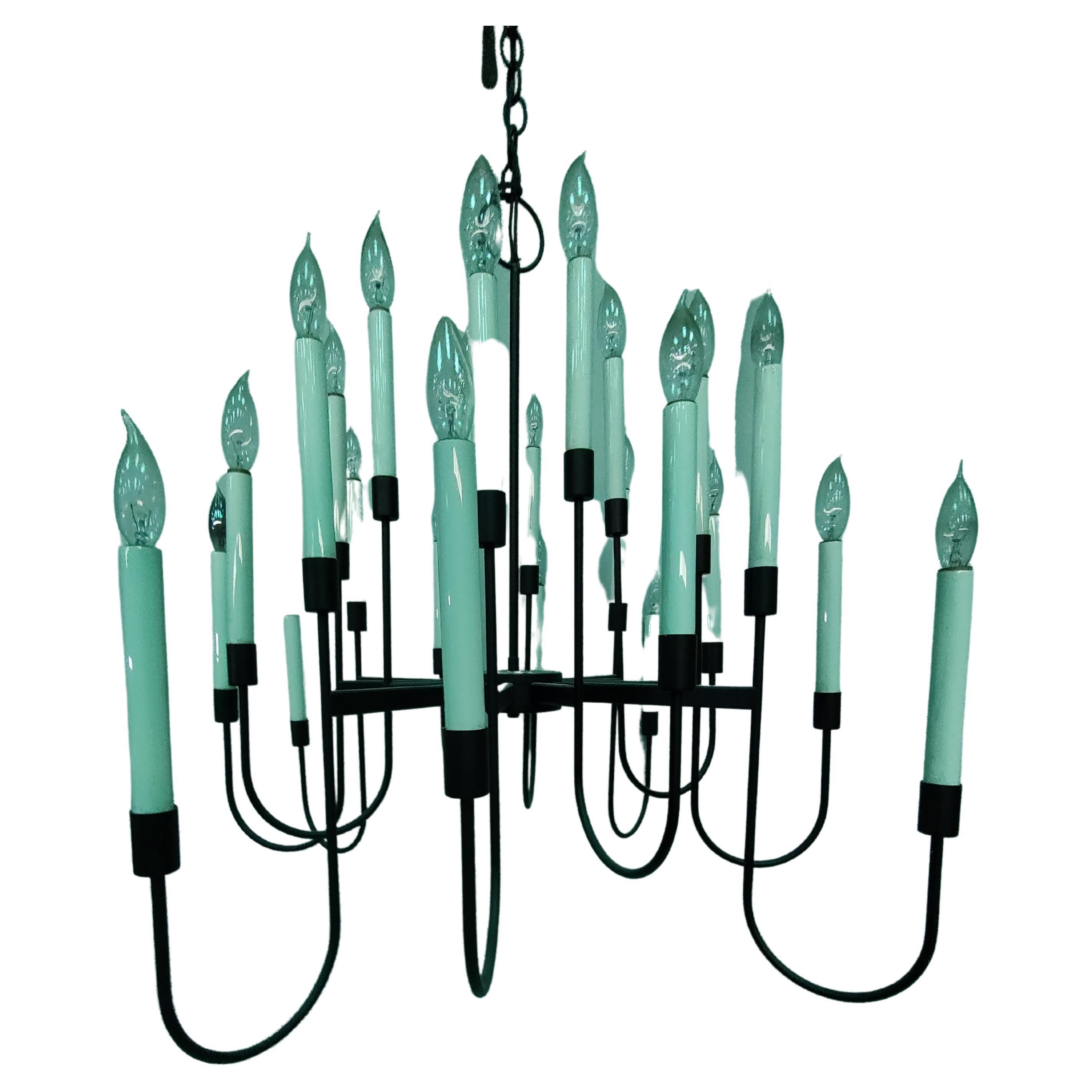 Favoloso lampadario scultoreo in ferro nero di Lightolier. L'altezza/lunghezza totale attuale è di circa 48 con le maglie della catena esistenti. Questo può essere ridotto a circa 28 con il baldacchino e 1 link. Ignora la sfumatura verde.