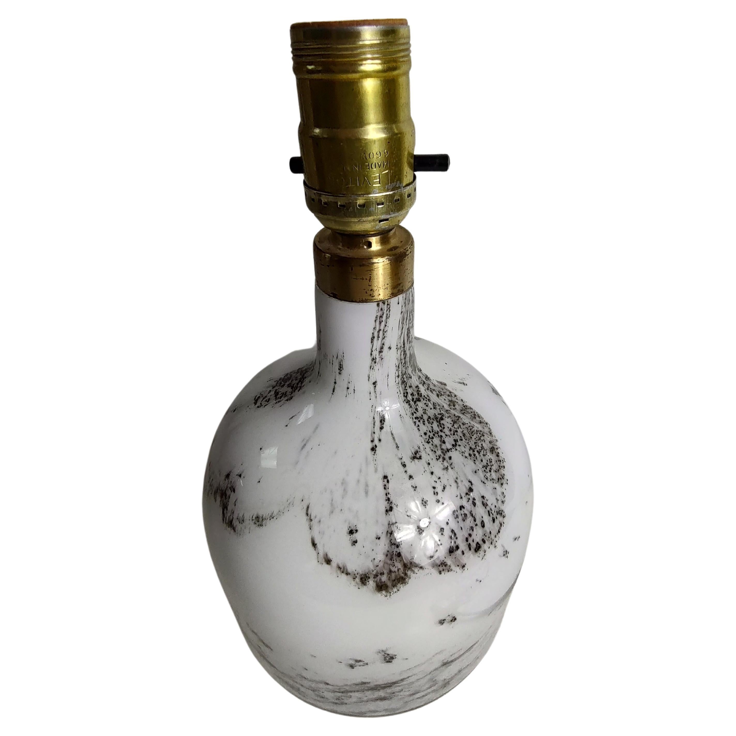 Mid-Century moderno Lampada da tavolo scandinava a forma di bottiglia scultorea della metà del secolo scorso di Holmegaard in vendita