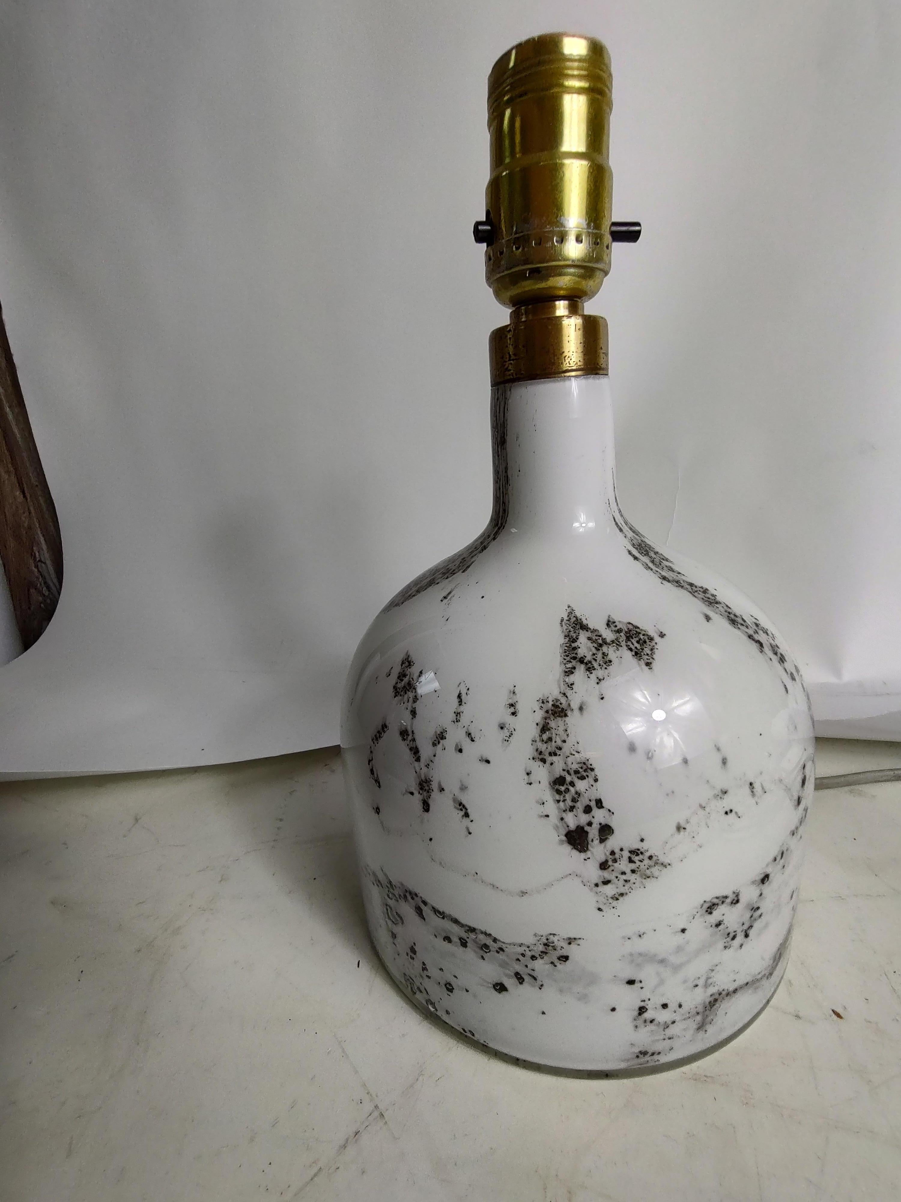 Mid-Century Modern Sculptural Bottle Form Scandinavian Table Lamp by Holmegaard In Good Condition For Sale In Port Jervis, NY