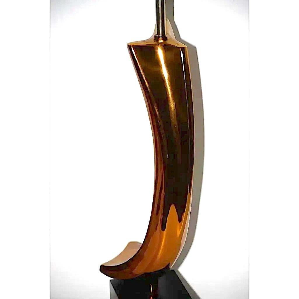 Lámpara escultórica de latón moderna de mediados de siglo de Laurel c.1950
Fantástica lámpara de latón de Laural Lamp Company.
La escultura de latón se asienta sobre un bloque ebonizado. La lámpara está cableada y lista para iluminar.
Dimensiones 5