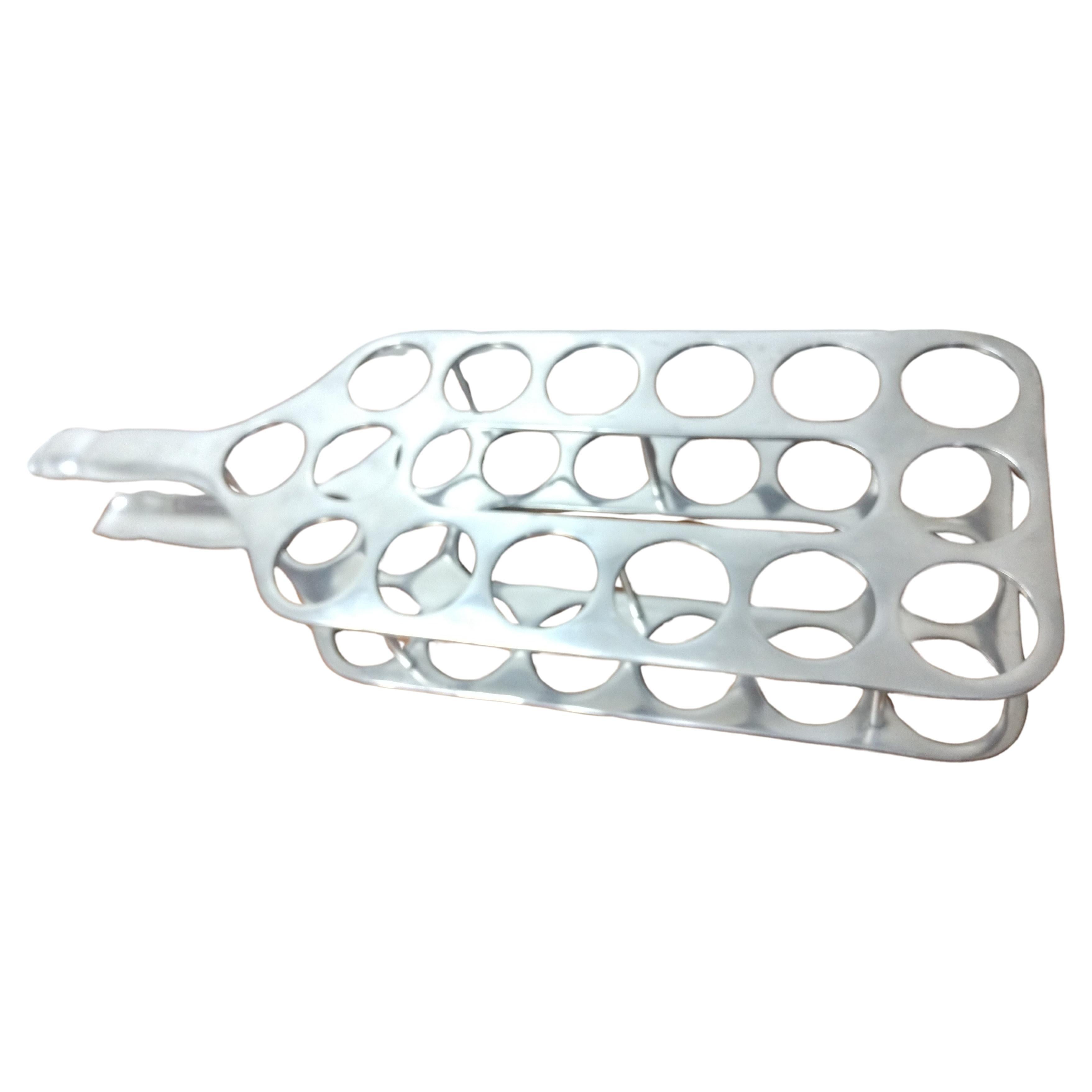 Semplice, elegante e giocoso a forma di bottiglia alta. Questo portabottiglie in alluminio fuso può essere posizionato sul pavimento o sul bancone. Contiene 15 bottiglie delle tue preferite. Questo articolo può essere spedito con un pacco a basso