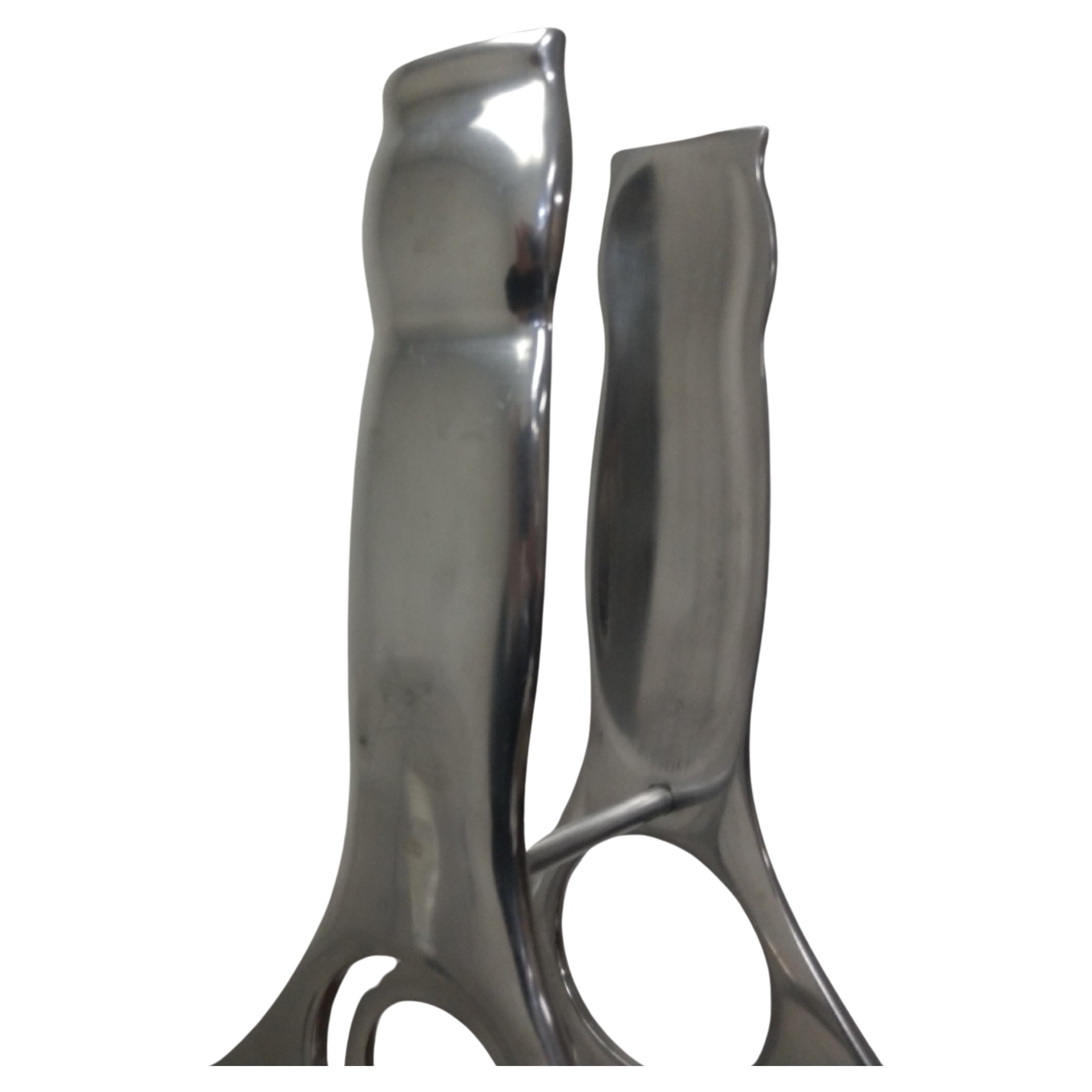 Lucidato Portabottiglie scultoreo in alluminio fuso moderno di metà secolo in vendita