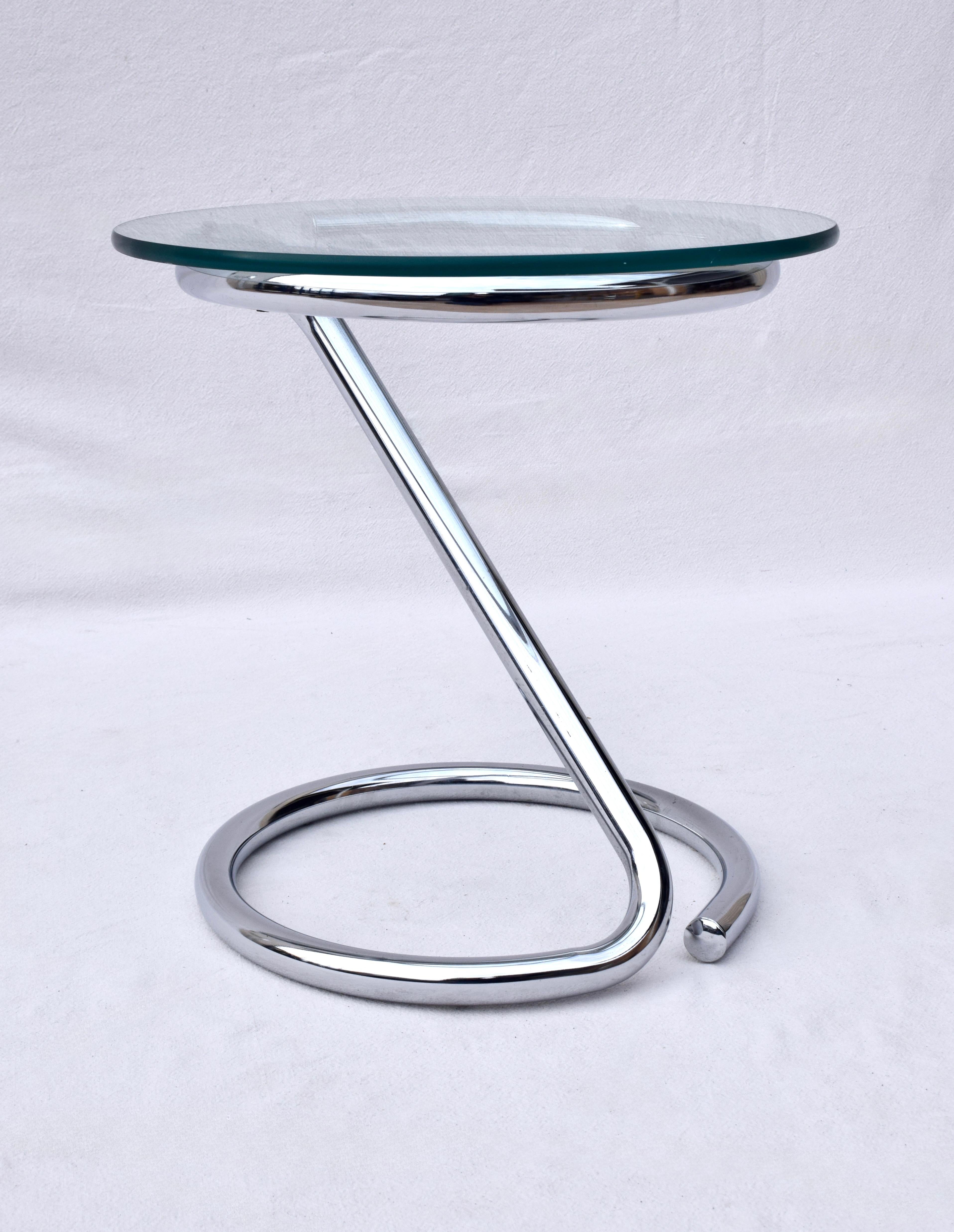 Table d'appoint ou de chevet sculpturale en forme de Z de style moderne du milieu du siècle, en chrome et en verre, avec structure tubulaire à  Plateau en verre amovible de 1/2