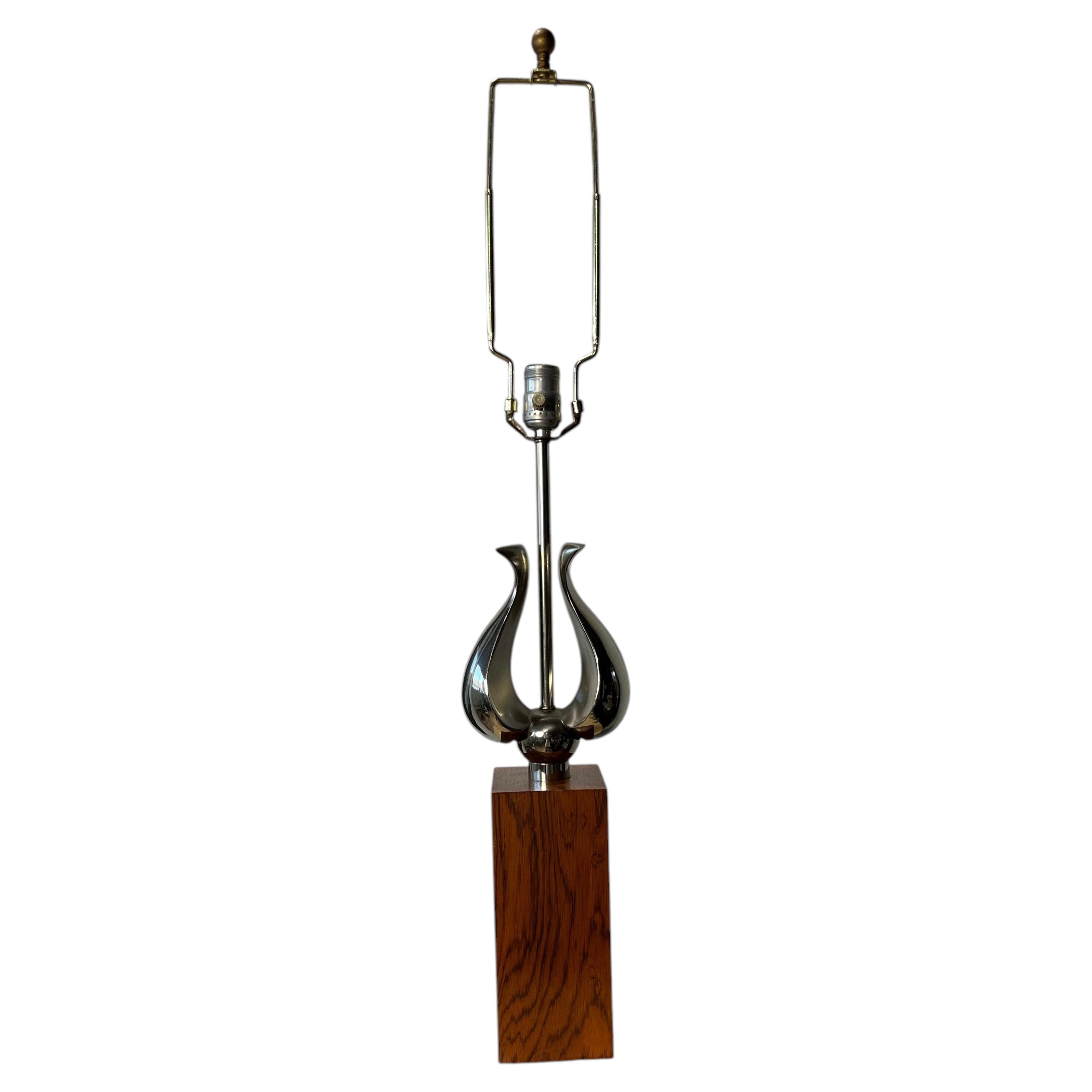 Lámpara de mesa escultural de estilo «Mid-Century Modern», de cromo y nogal, de los años 70