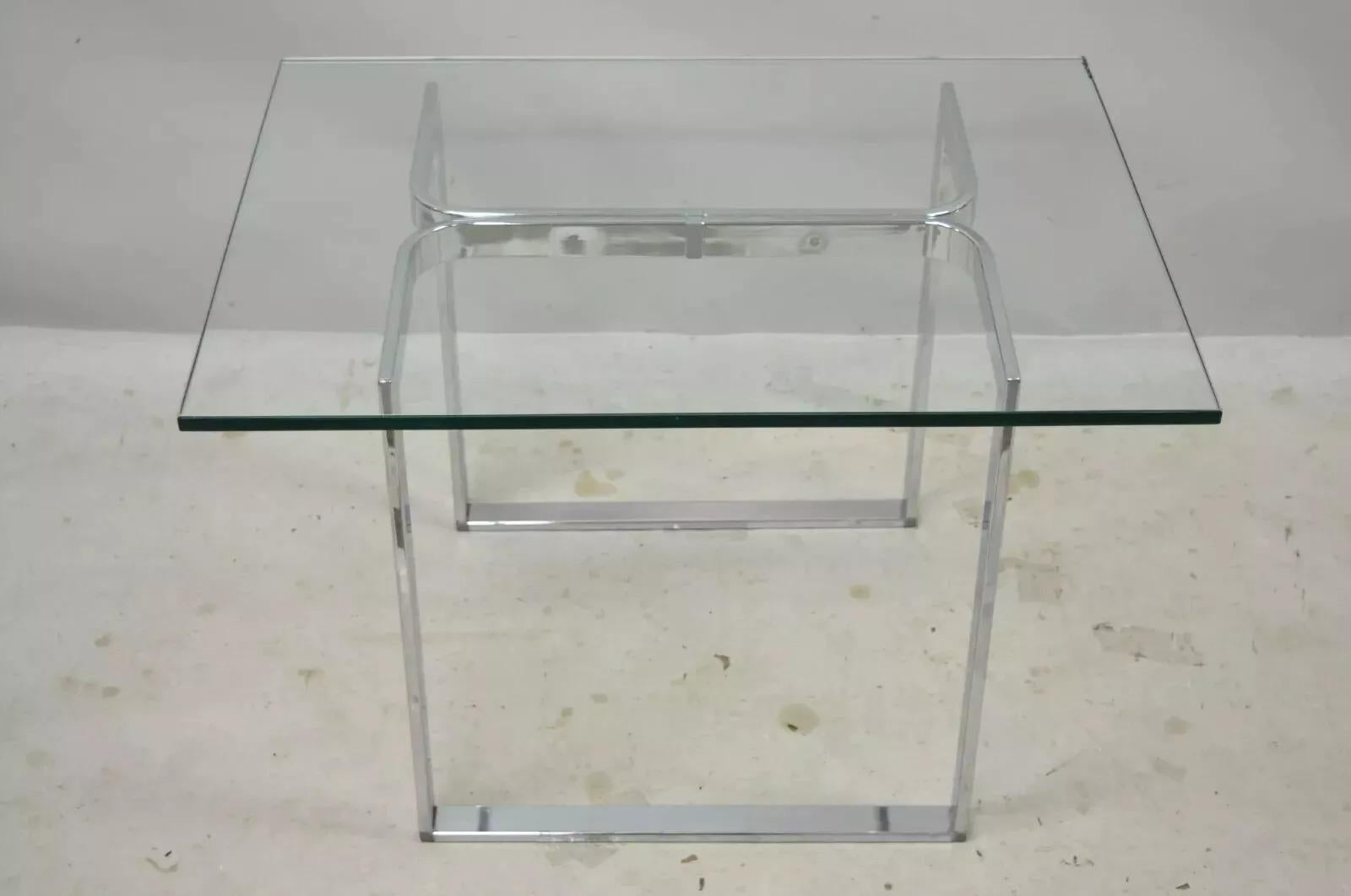 Table d'appoint à plateau rectangulaire en verre chromé de style moderne du milieu du siècle. L'article se caractérise par une base chromée sculpturale, un épais plateau rectangulaire en verre, des lignes modernistes épurées, un grand style et une