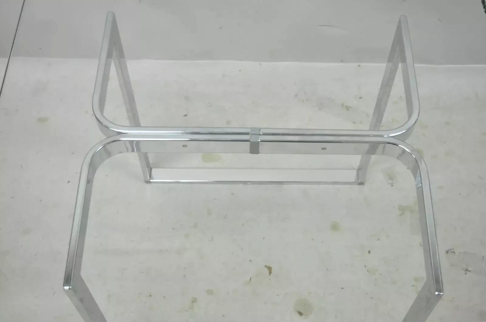 Mid-Century Modern Table d'appoint sculpturale chromée rectangulaire avec plateau en verre, mi-siècle moderne en vente