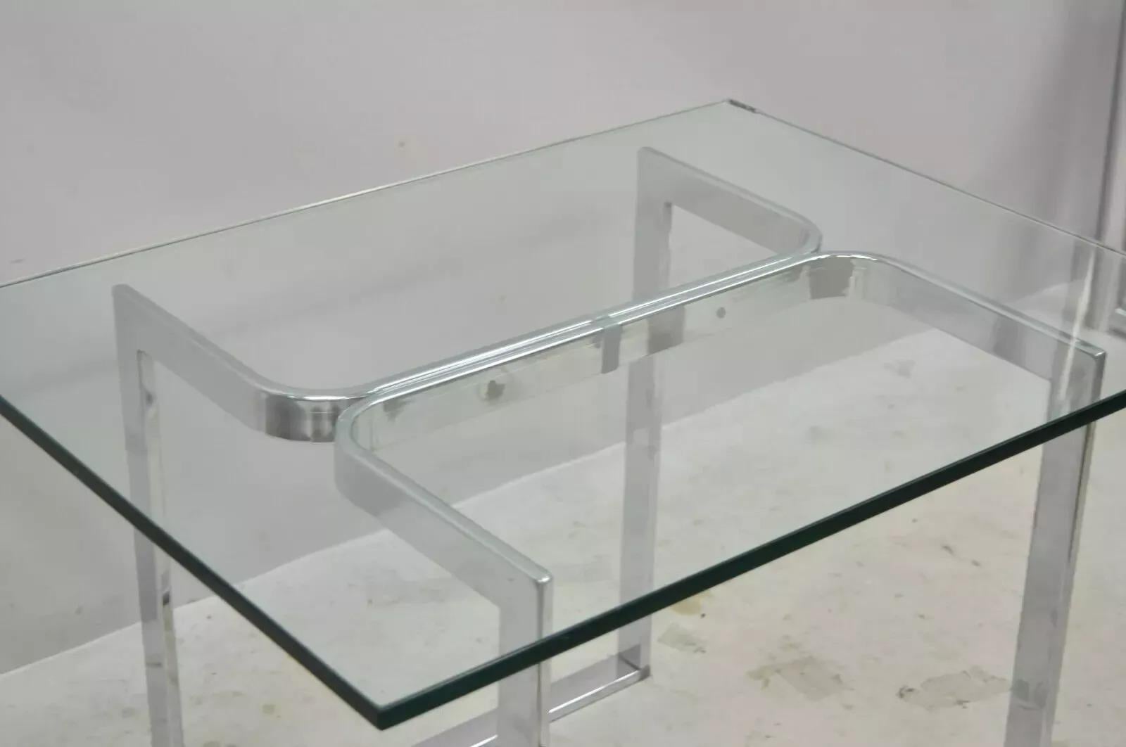 20ième siècle Table d'appoint sculpturale chromée rectangulaire avec plateau en verre, mi-siècle moderne en vente