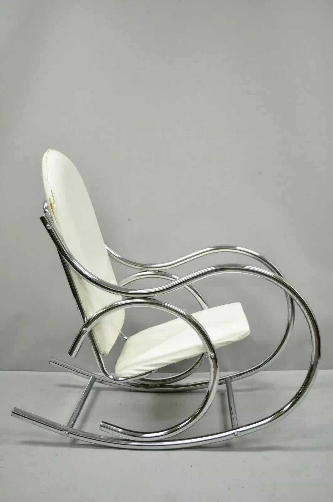Vintage Mid Century Modern Sculptural Chrome Thonet Rocking Chair Rocker after Milo Baughman. L'article présente un cadre en métal chromé, un revêtement en vinyle blanc, une taille impressionnante, un très bel article vintage. Circa Late 20th