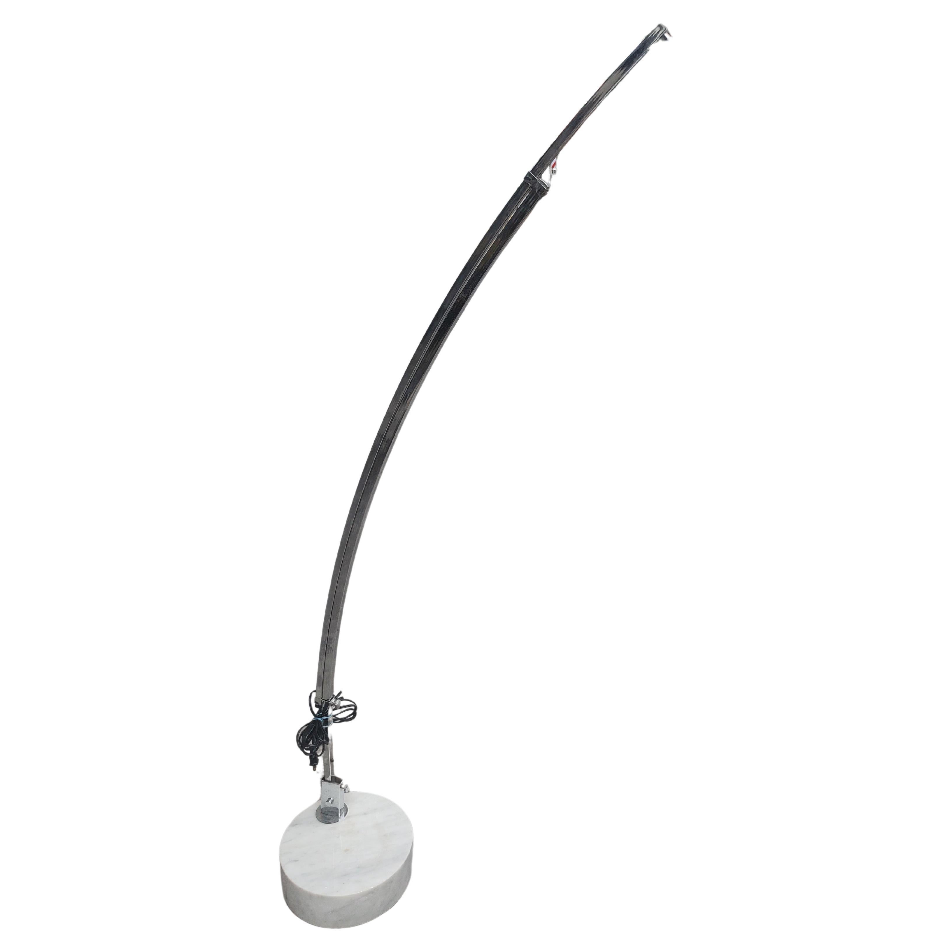 Lampada ad arco scultorea di Harvey Guzzini con base in marmo e cromata, moderna, del Medioevo. in vendita 3