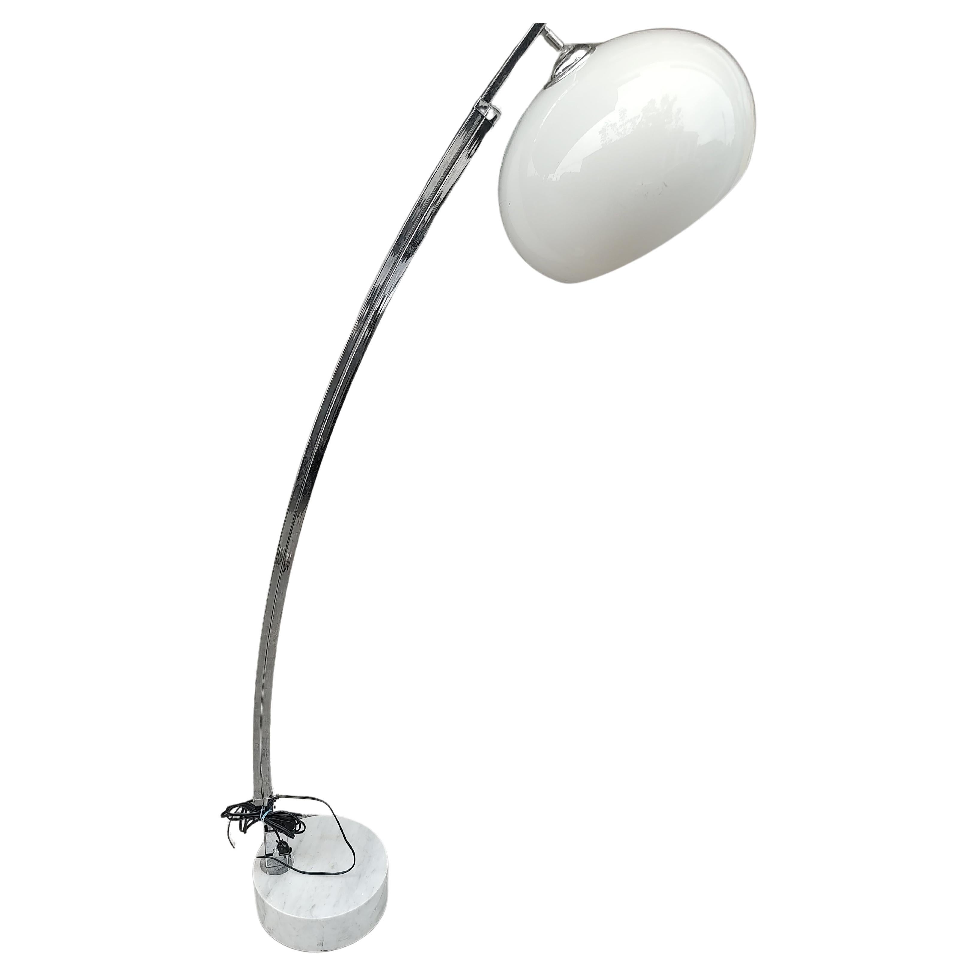 Acciaio Lampada ad arco scultorea di Harvey Guzzini con base in marmo e cromata, moderna, del Medioevo. in vendita