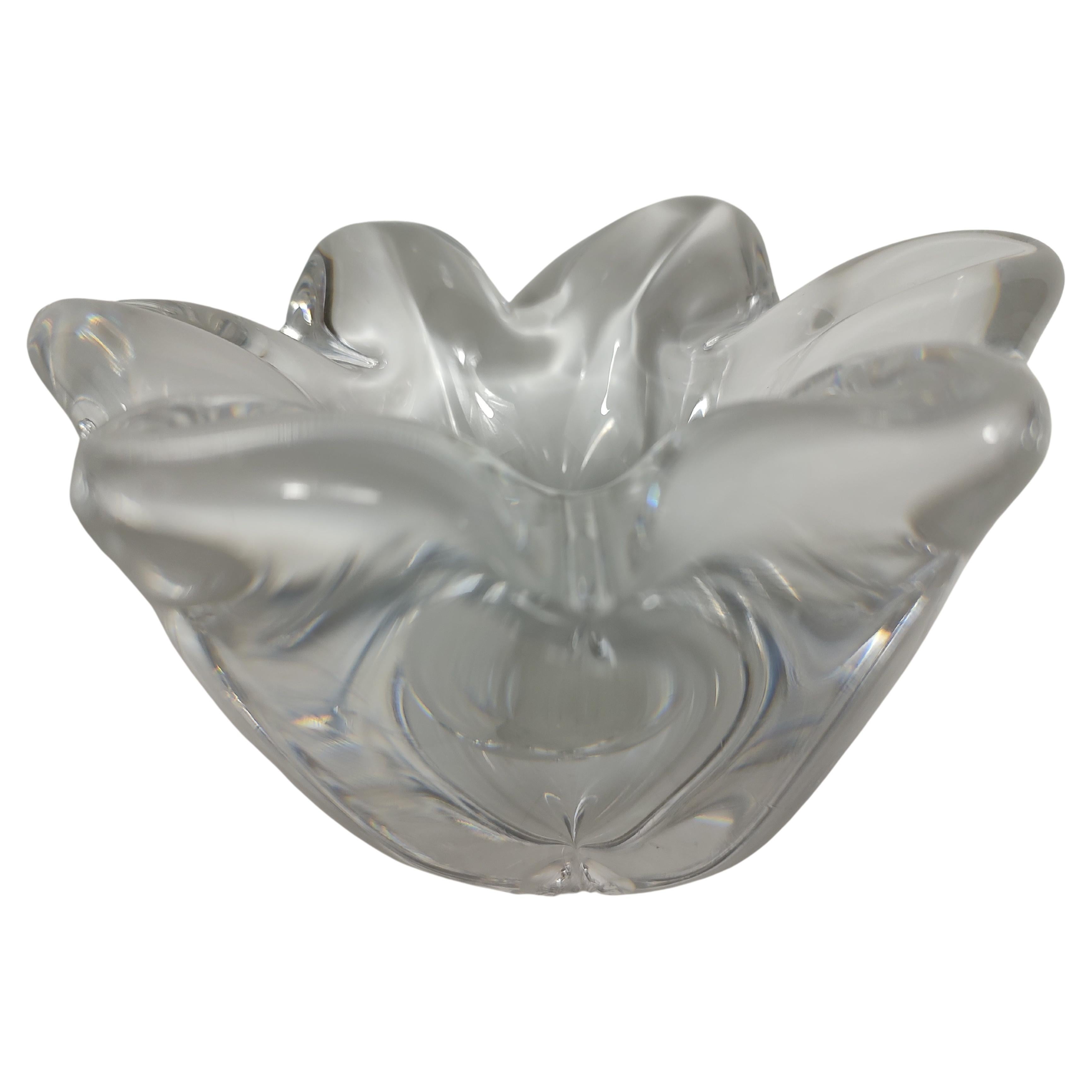 Fabelhaftes Stück Kunstglas in Form eines Aschenbechers für Zigarren von Baccarat. Am Sockel signiert, aber teilweise altersbedingt abgenutzt. In ausgezeichnetem Vintage-Zustand ohne Abnutzungserscheinungen, mit Ausnahme des Sockels, der normale