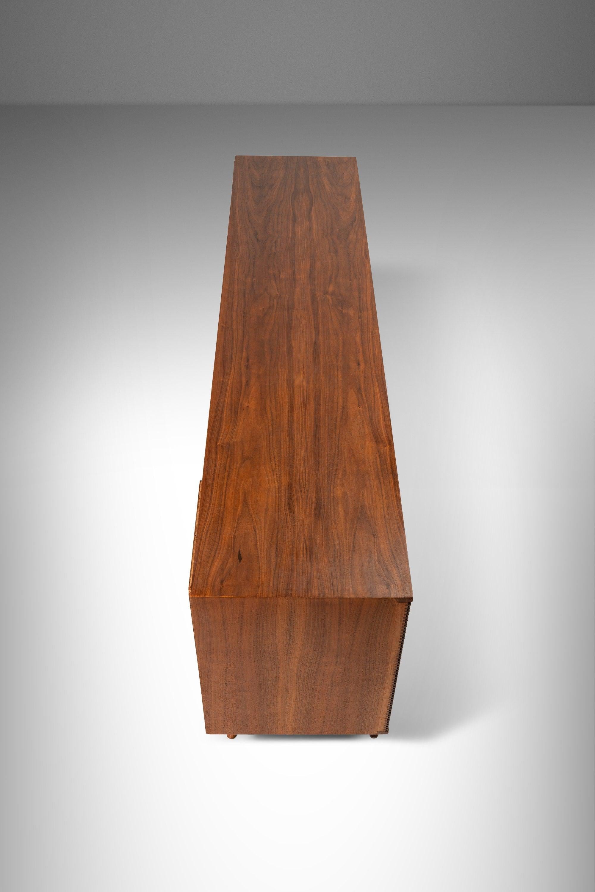 Credenza / Stereo Cabinet in Walnut in the Manner of Vladimir Kagan, USA, c 1960 2