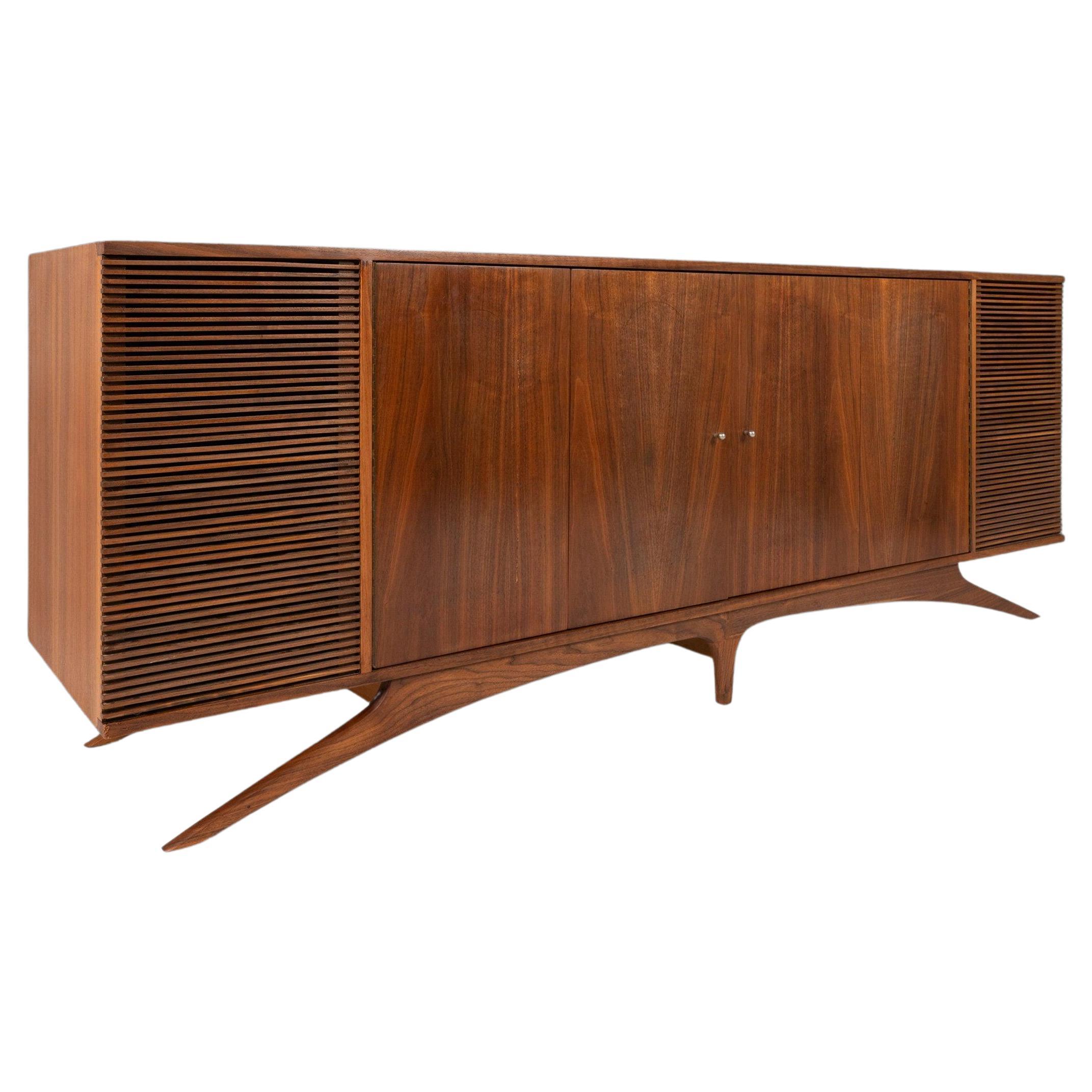 Credenza / Stereo Cabinet in Walnut in the Manner of Vladimir Kagan, USA, c 1960