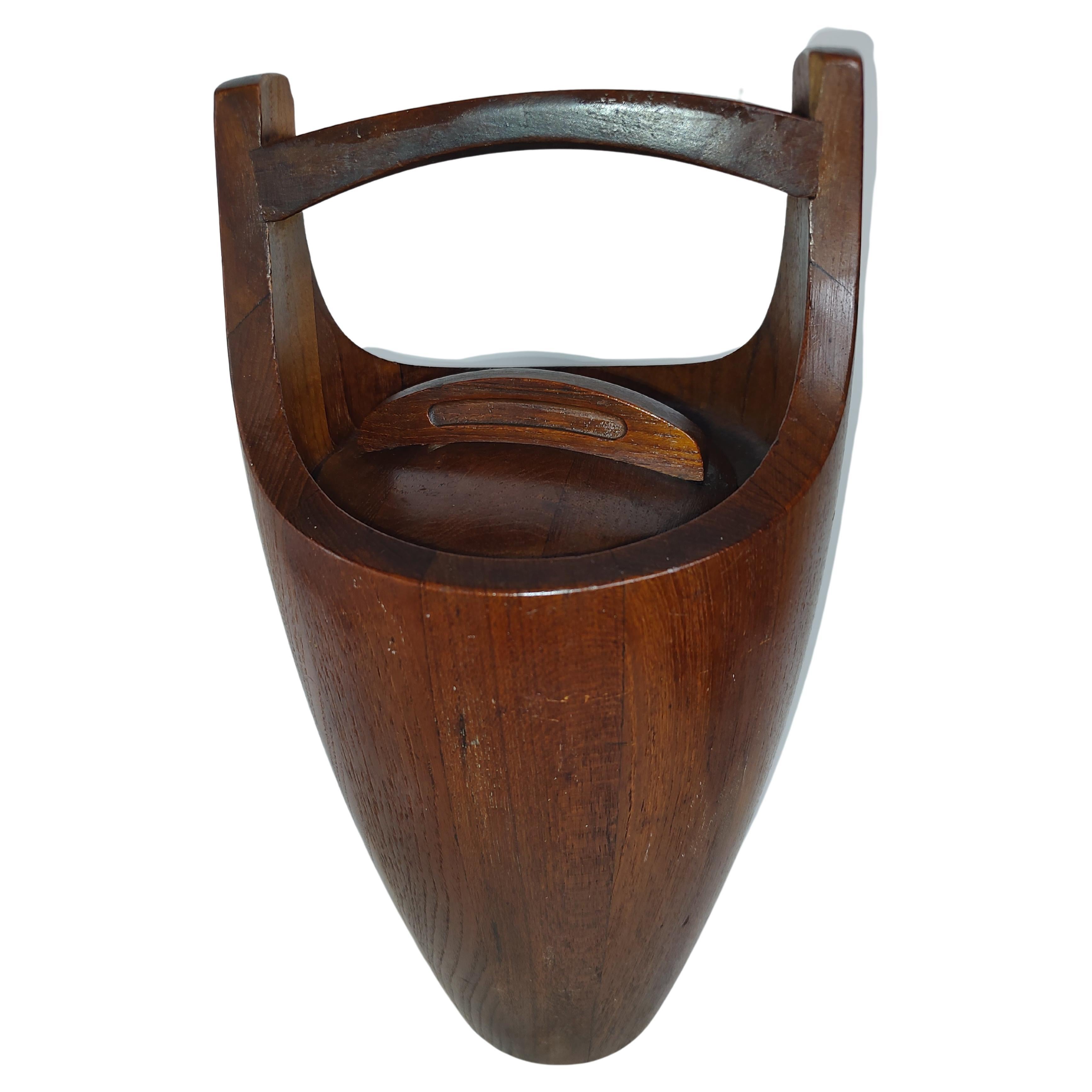 Mid-Century Modern Sculptural Danish Teak Ice Bucket by Jen's Quistgaard In Good Condition For Sale In Port Jervis, NY
