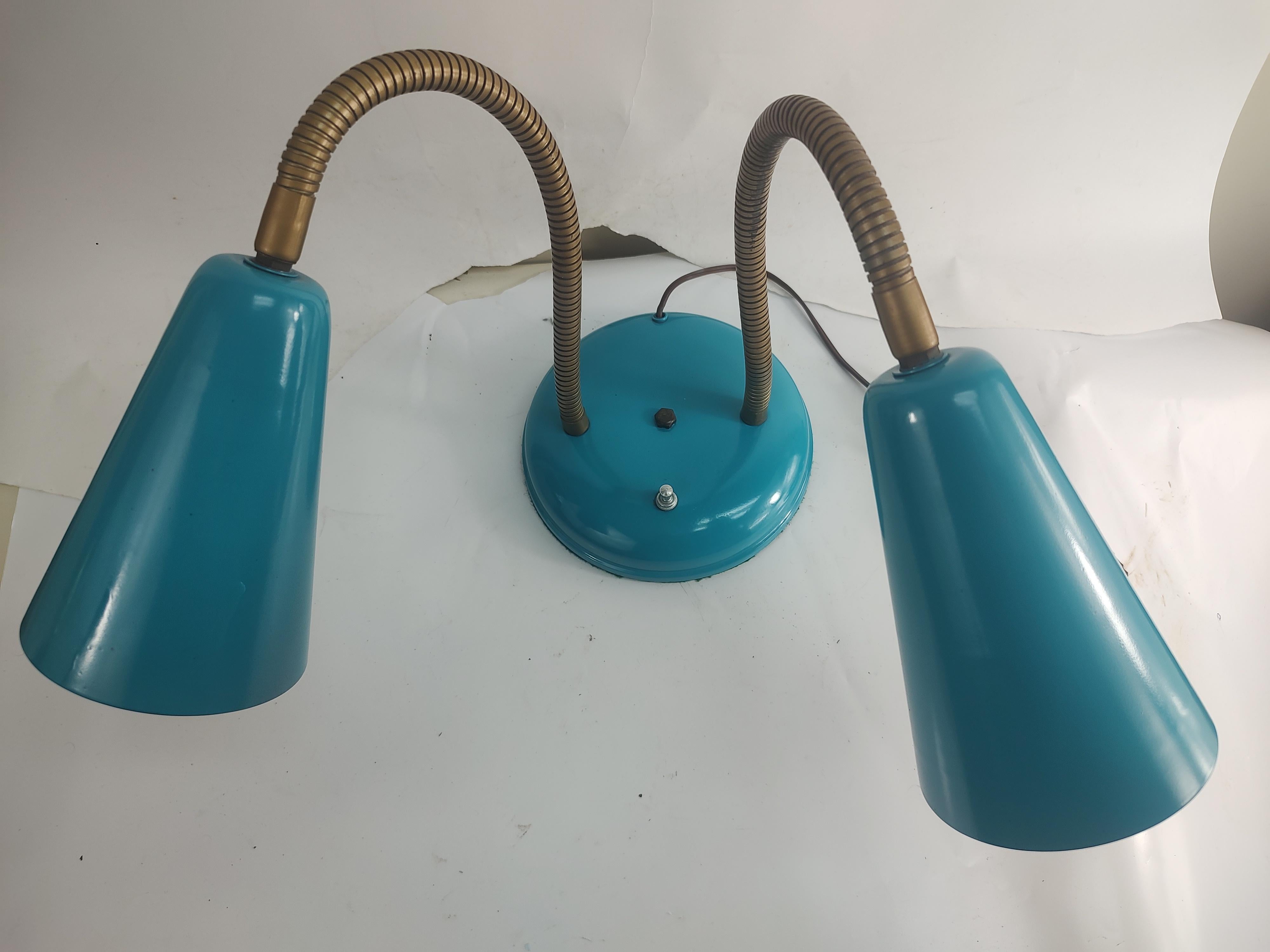 Mid Century Modern Sculptural Double Gooseneck Table Lamp In Good Condition For Sale In Port Jervis, NY