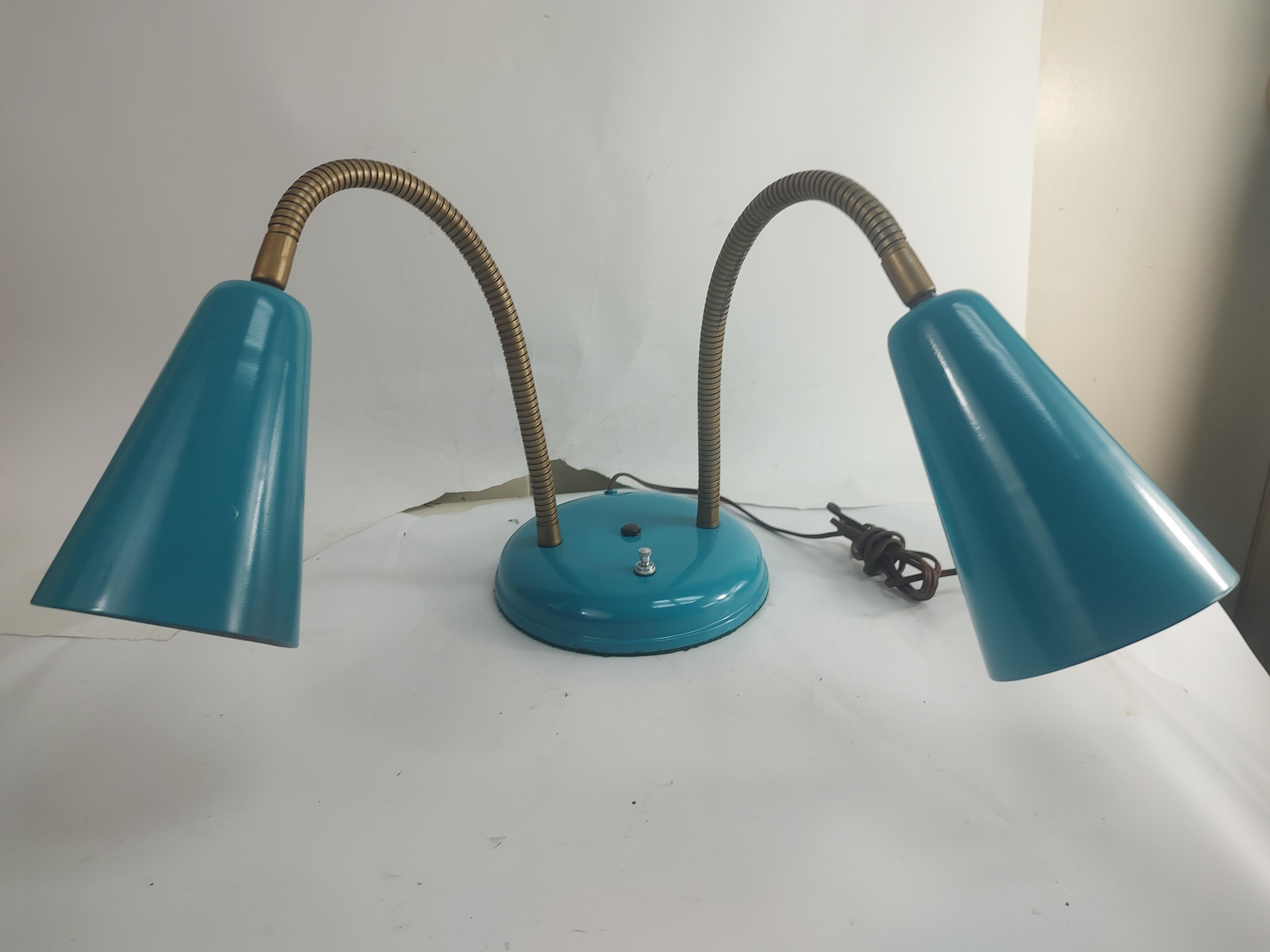 Mid Century Modern Sculptural Double Gooseneck Tischlampe im Angebot 1
