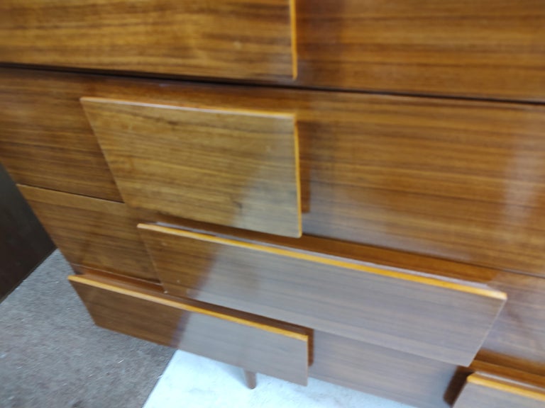 Mid-Century Modern Sculptural Dresser by Gio Ponti for Singer & Sons For Sale 1