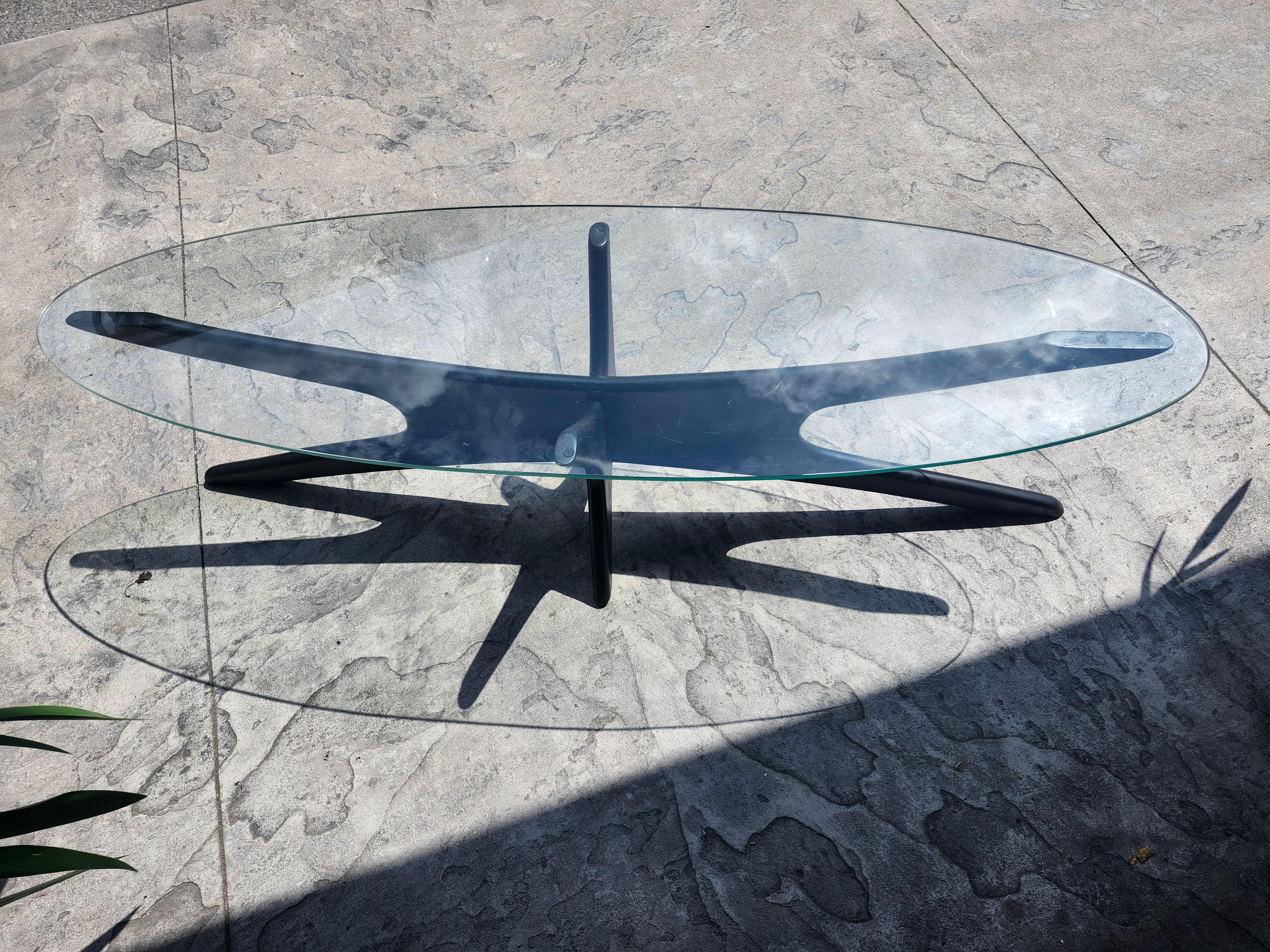 Fantastique design simple et élégant d'Adrian Pearsall du milieu des années 60 avec une table à cocktail iconique 