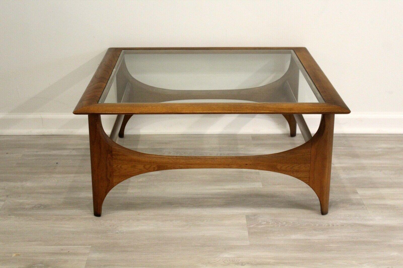 A beautiful walnut wood sculptural side or end table by Lane, in great condition. Dimensions: 32 W x 32 D x 14 H.
 