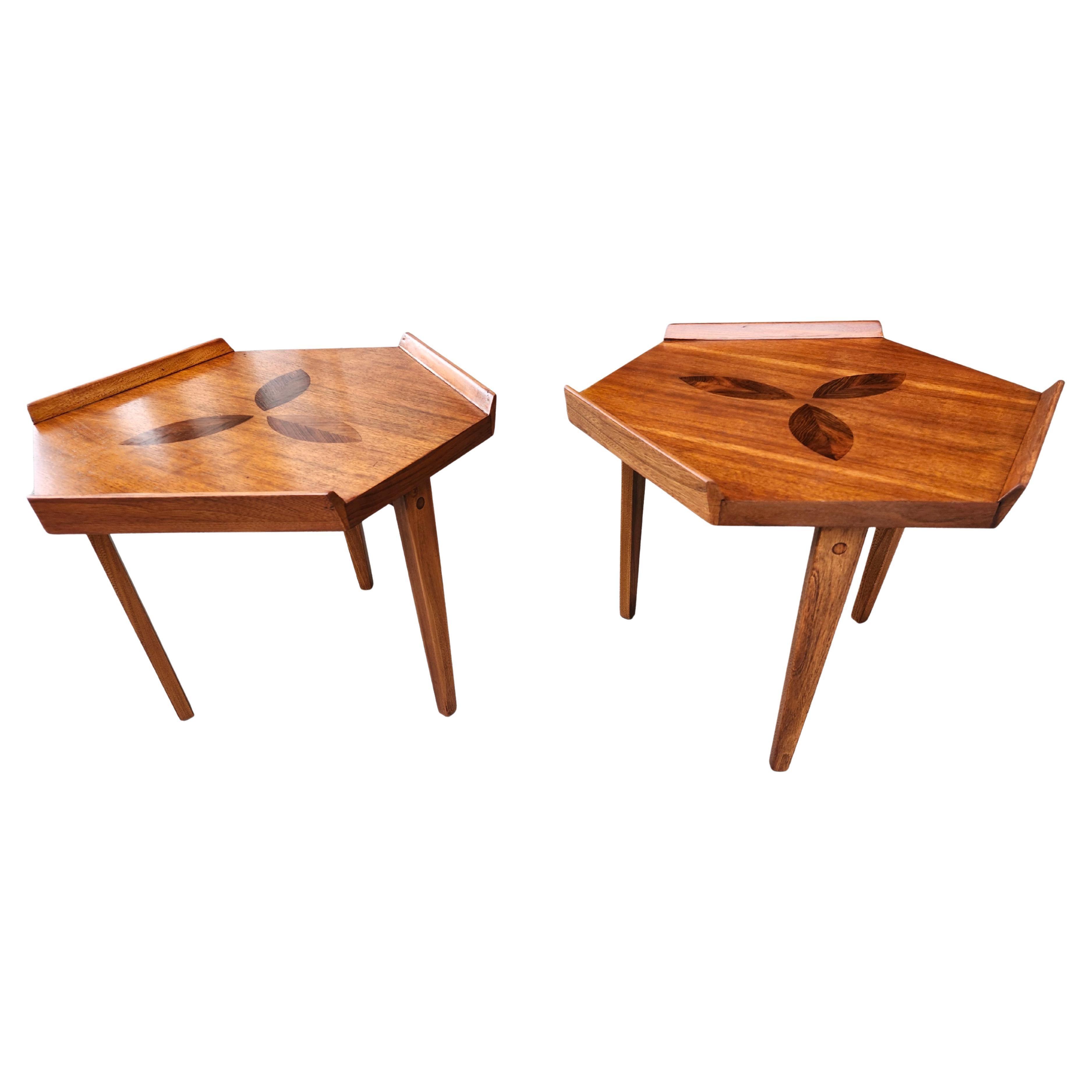 Fabelhaftes Paar Mid Century Modern Sculptural Beistelltisch mit Palisander Inlay in der Form eines Blattes. Dreibeiniges Design mit einer architektonischen Bauweise, die Beine sind genagelt. Schöne Handwerkskunst.  Professionell neu lackiert.  In