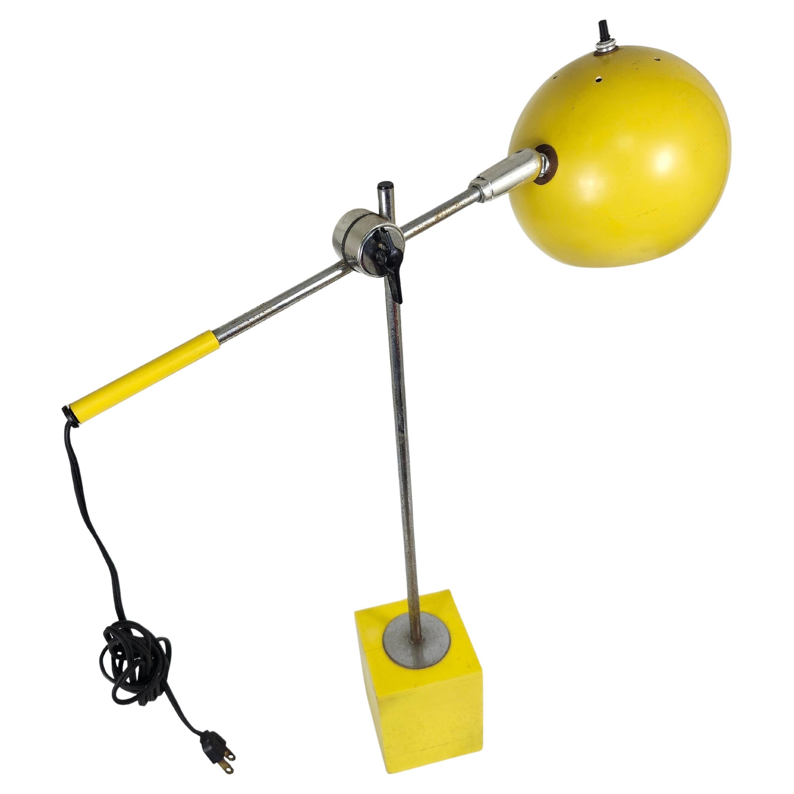 Fabuloso y totalmente ajustable a tus necesidades de iluminación, sube o baja el eje mientras la lámpara ocular se ajusta 380 grados. En pintura amarilla, también tenemos 3 en blanco, todas originales. 