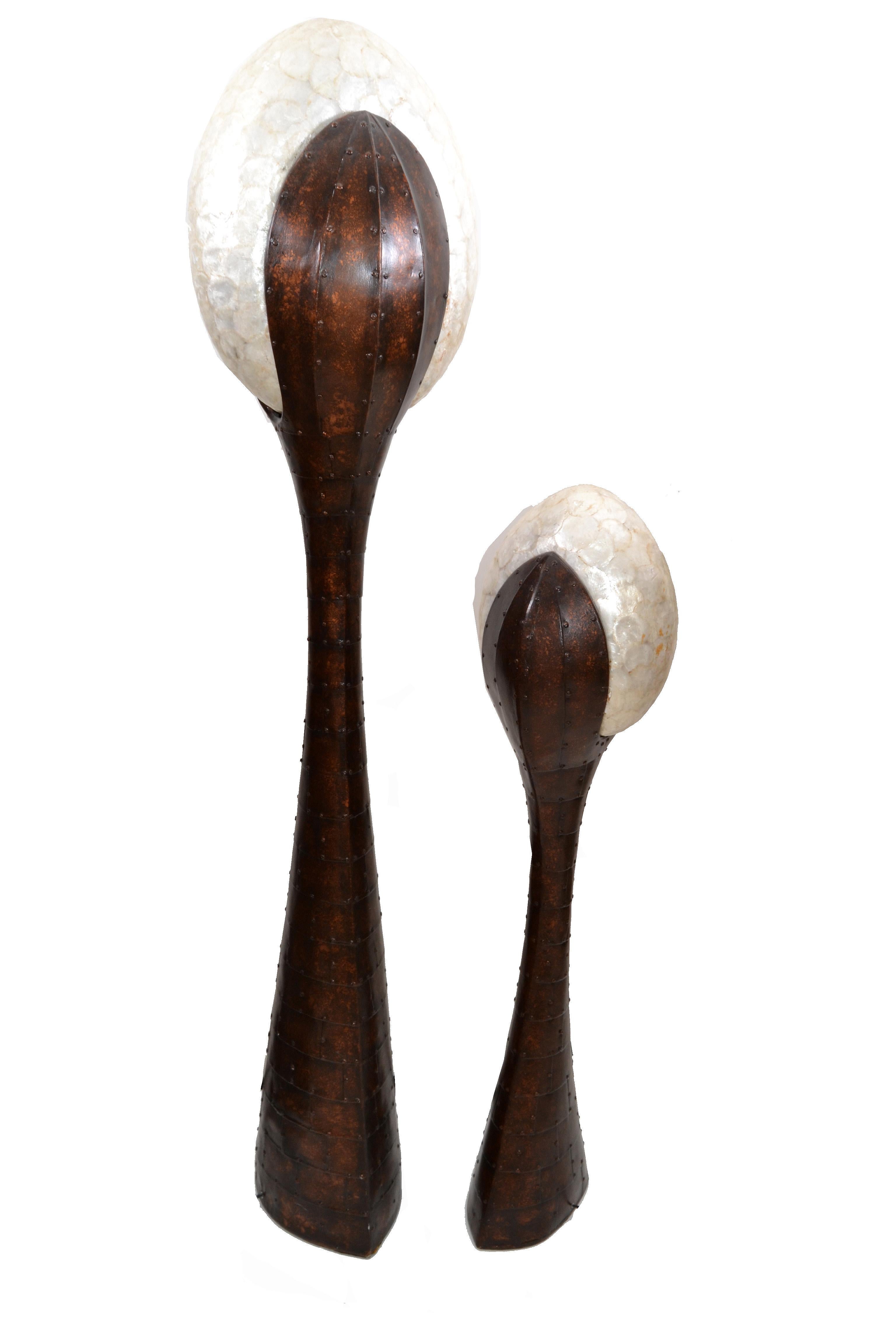 Mid-Century Modern Paar skulpturale Fiberglas und Perlmutt Muschel Stehlampen mit Kupfer Laminat und Nieten Dekor.
In perfektem Betriebszustand.
Jeder hat einen Fußschalter.
Die Taller-Lampe hat ein Label um das Kabel.
Kleine Stehlampe