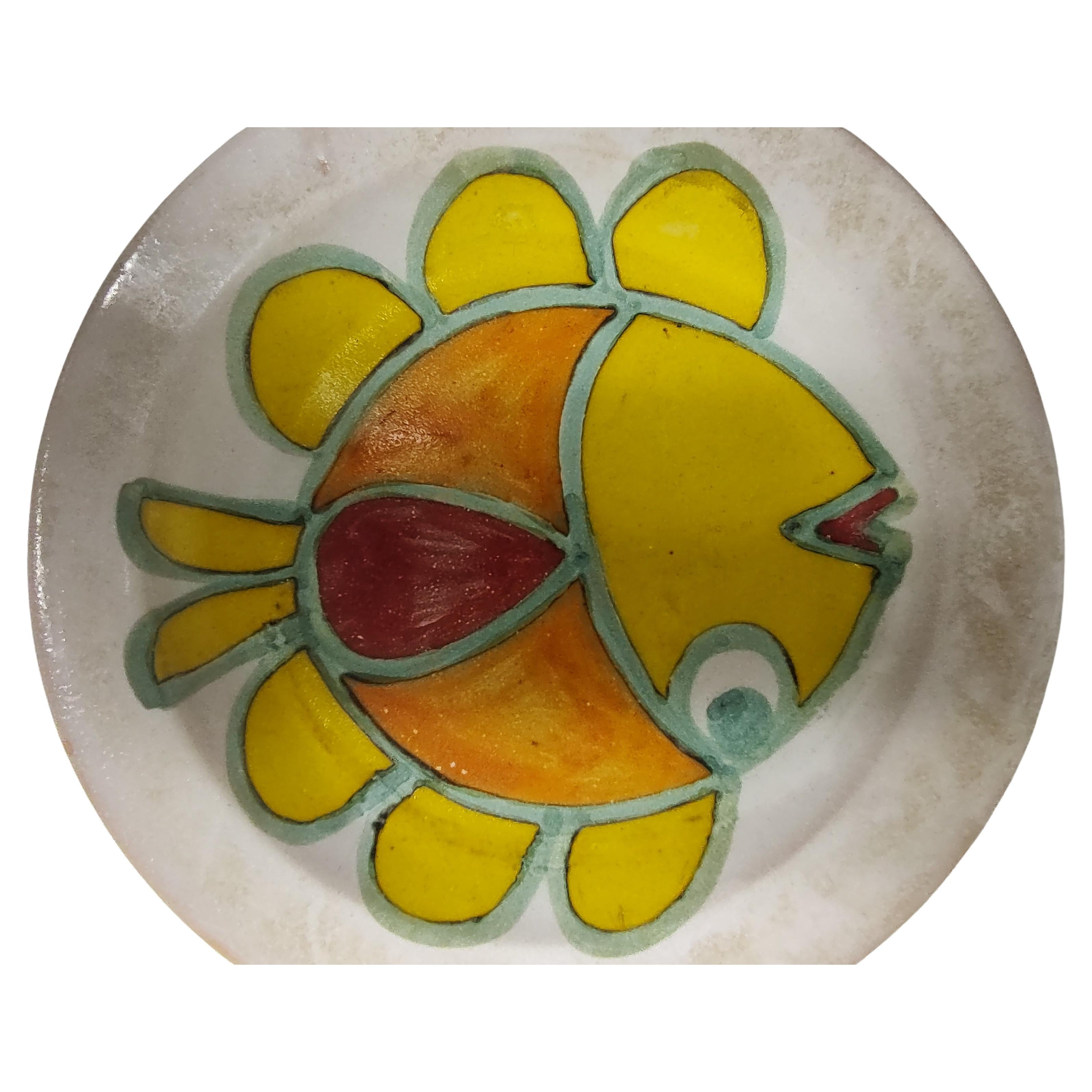 Favoloso piatto/ciotola di Giovanni De Simone con una decorazione a forma di pesce molto colorata. De Simone ha studiato sotto Pablo Picasso e ha imparato il suo mestiere dal maestro. In ottime condizioni vintage con un paio di piccoli morsi di