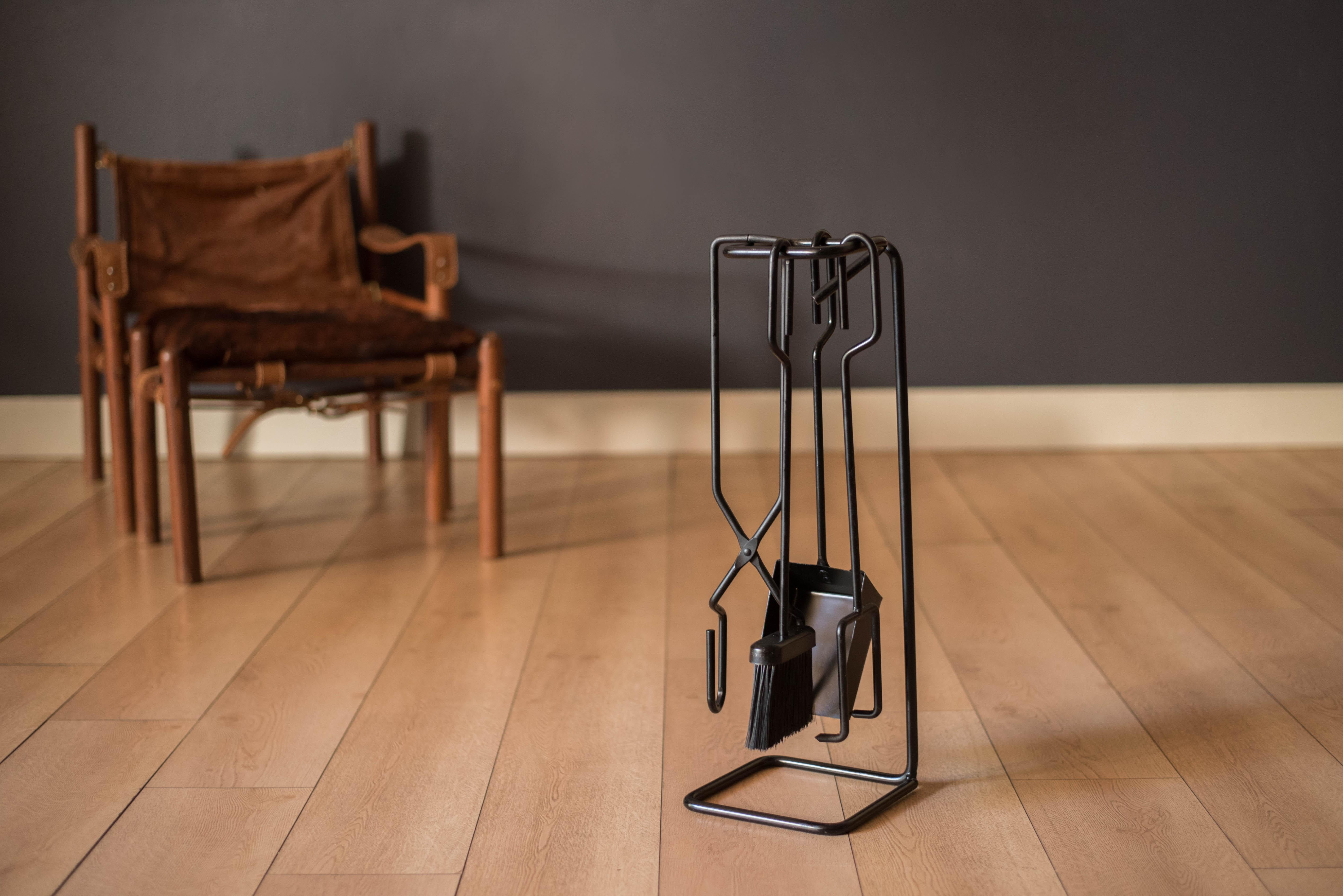 Juego escultórico de cuatro piezas de hierro fundido negro para chimenea, Mid Century Modern Moderno de mediados de siglo en venta