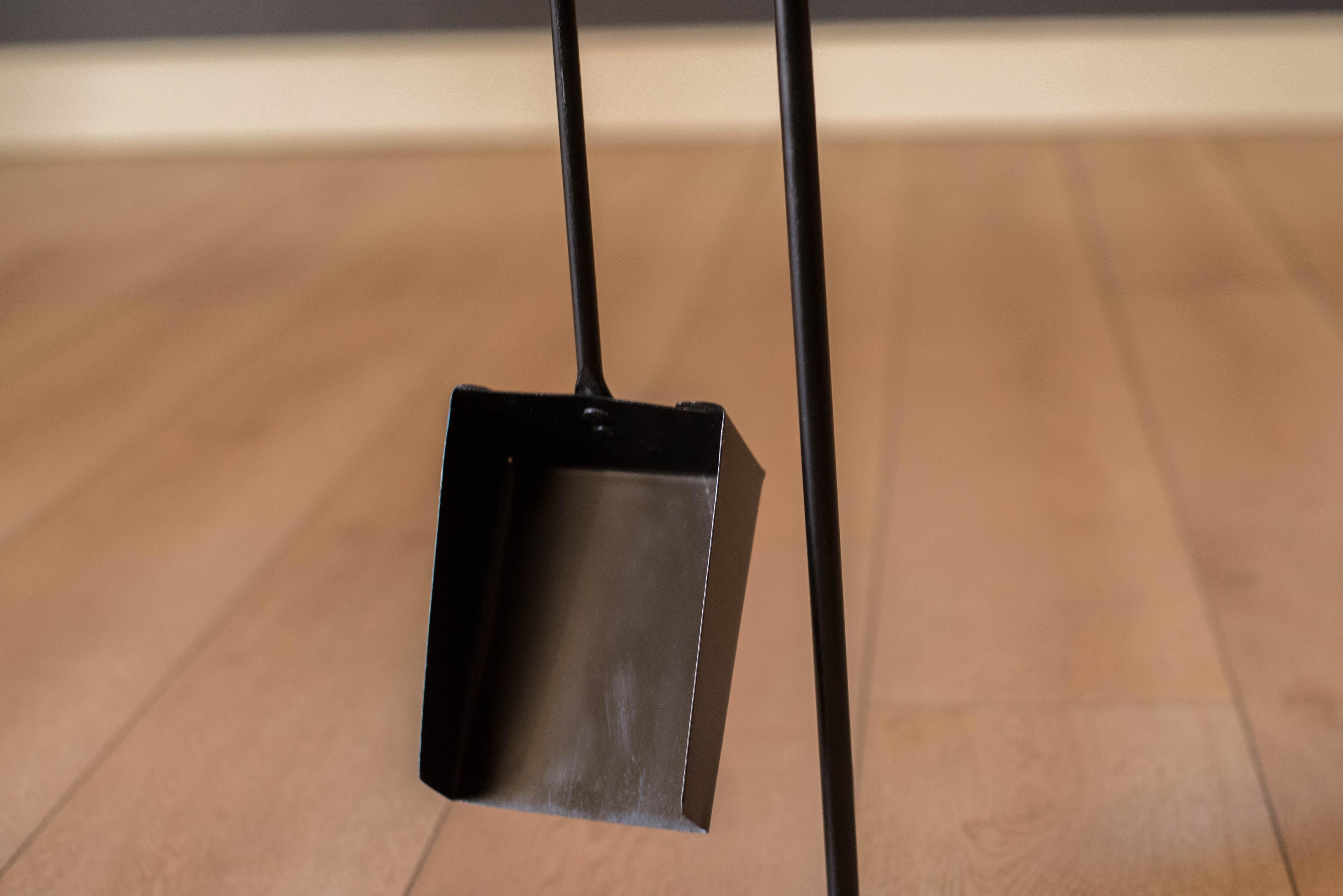 Juego escultórico de cuatro piezas de hierro fundido negro para chimenea, Mid Century Modern en Bueno estado para la venta en San Jose, CA