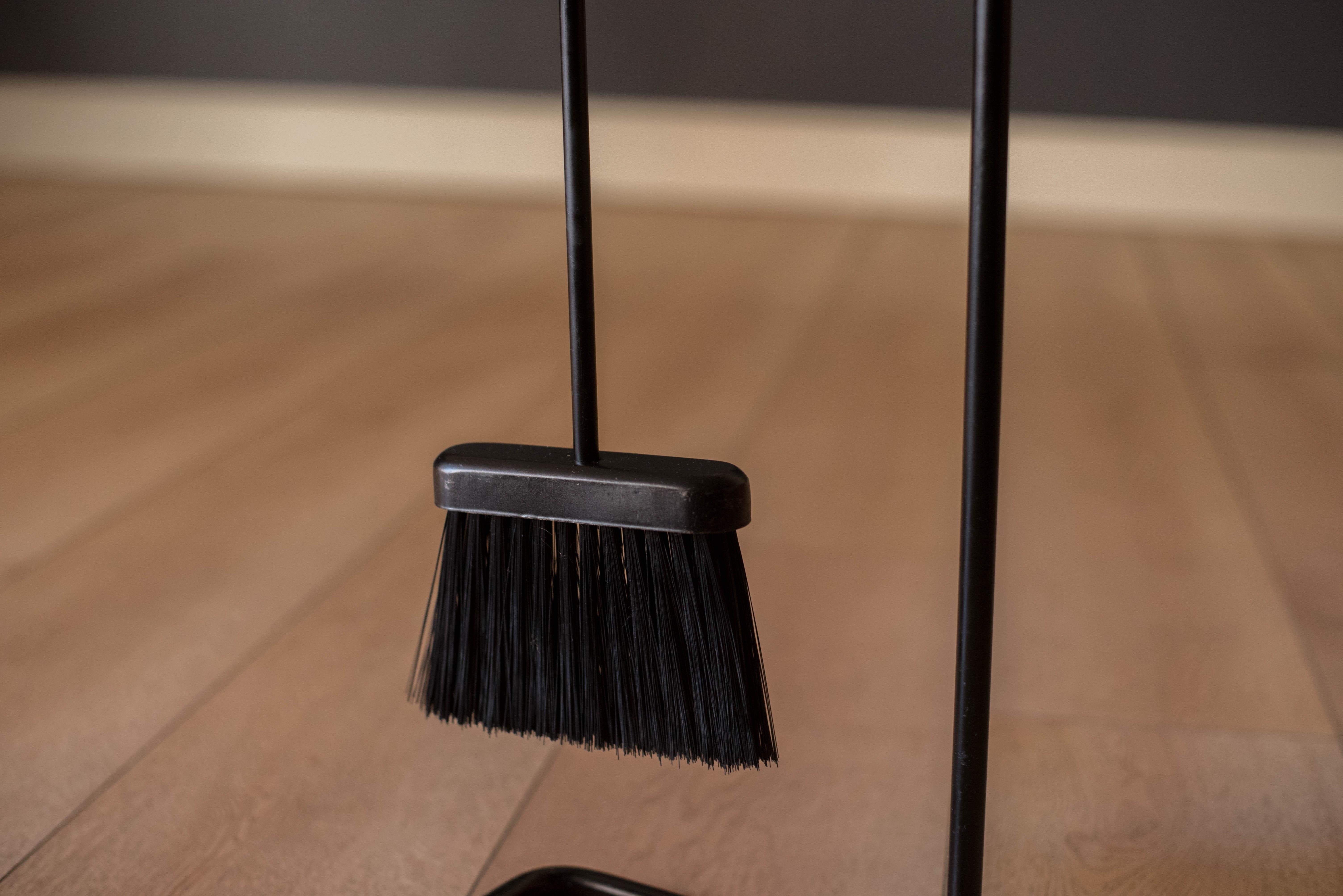 Juego escultórico de cuatro piezas de hierro fundido negro para chimenea, Mid Century Modern finales del siglo XX en venta