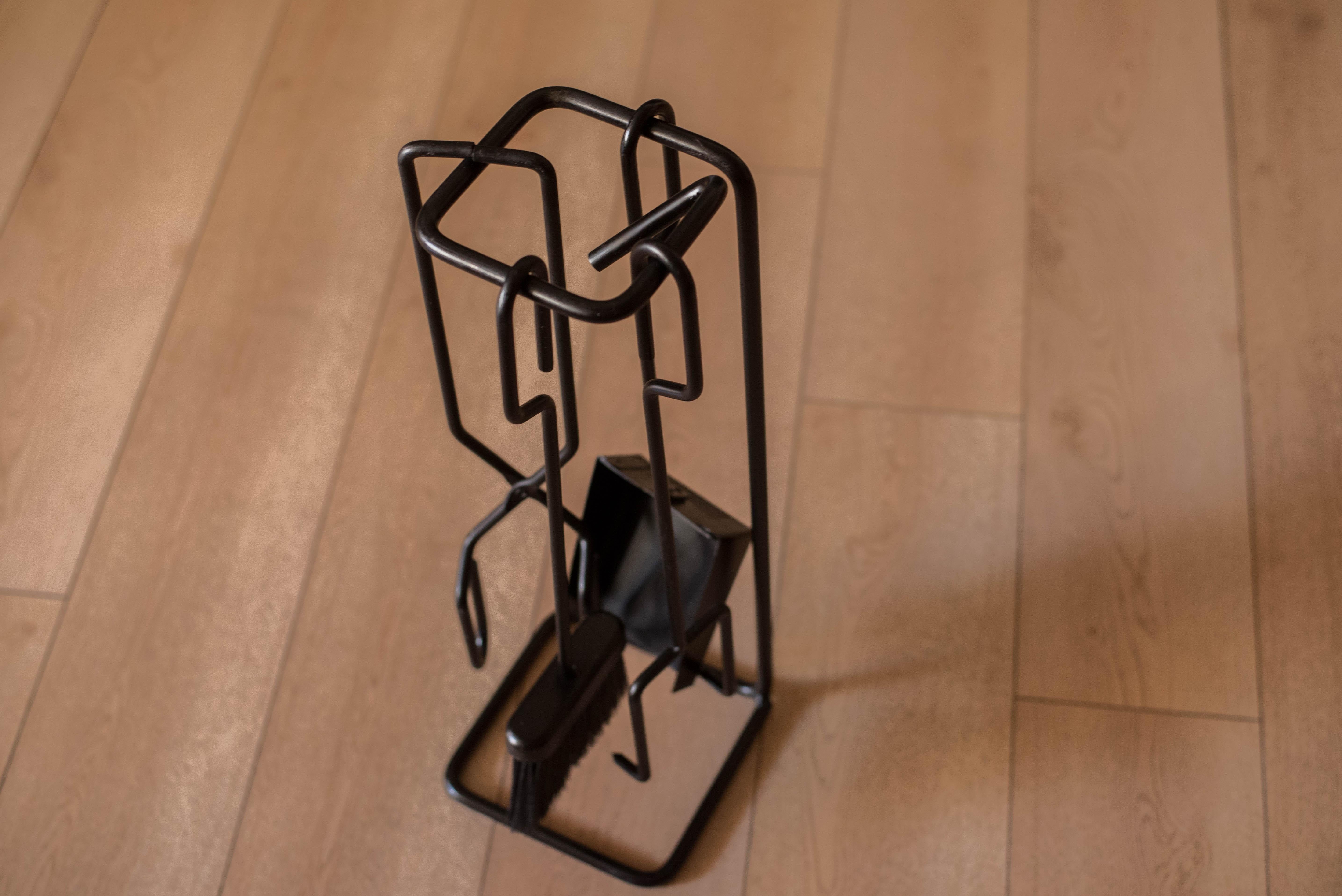 Juego escultórico de cuatro piezas de hierro fundido negro para chimenea, Mid Century Modern en venta 2