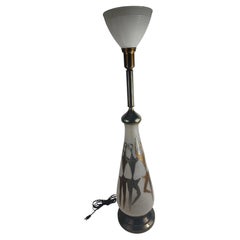 Lampe de table haute sculpturale moderne du milieu du siècle dernier en verre et laiton avec figures dansantes