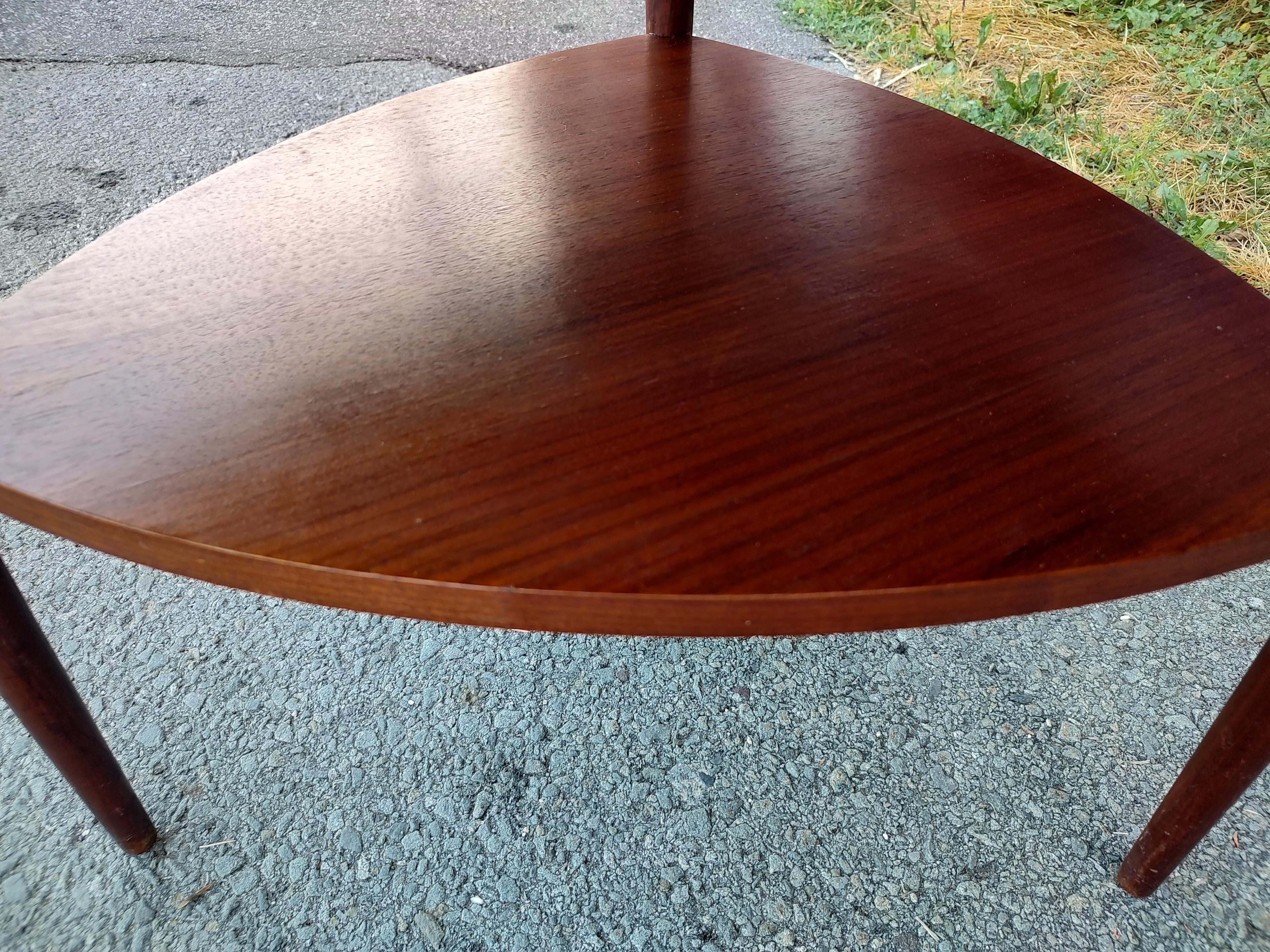 Mid-Century Modern Sculptural Guitar Pick Shaped Walnut Cocktail Side Table 3