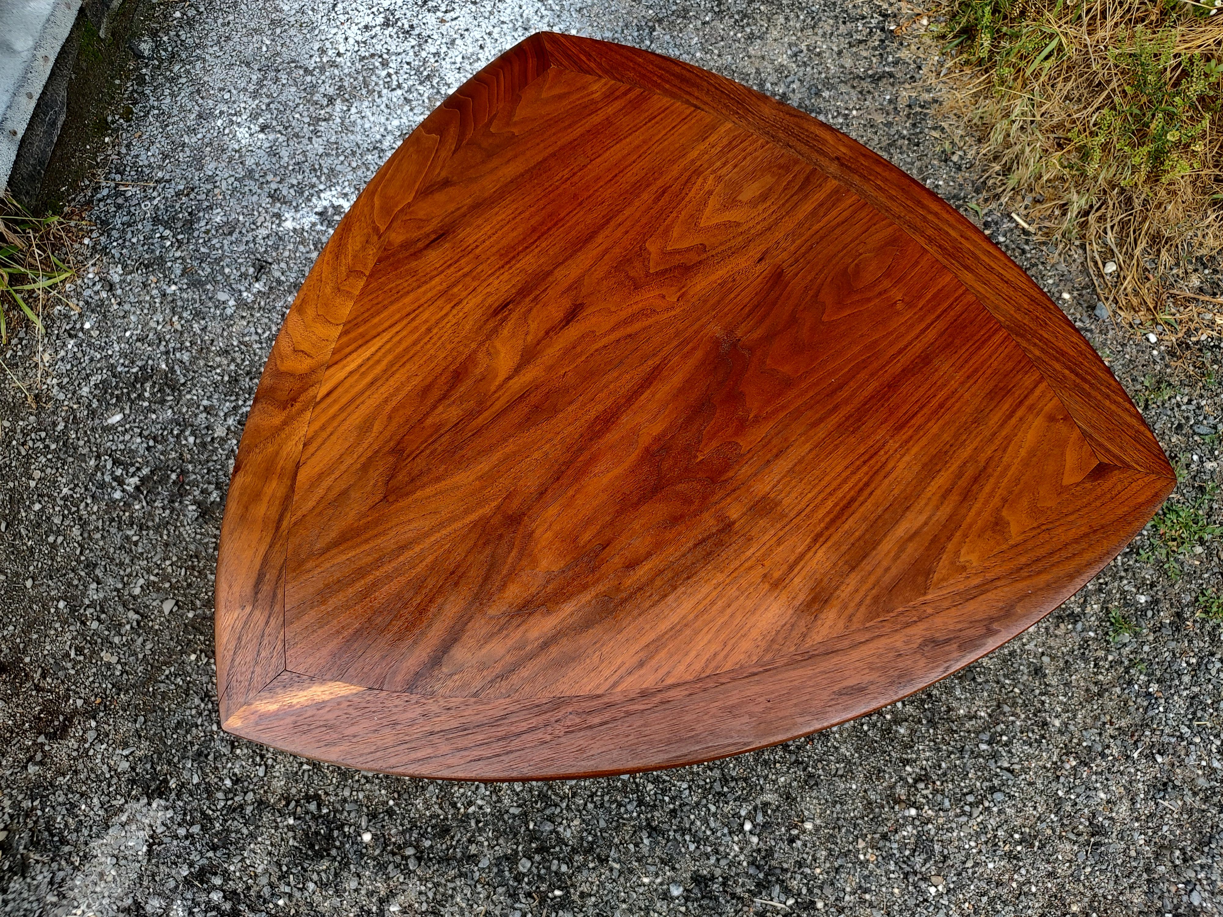Mid-Century Modern Sculptural Guitar Pick Shaped Walnut Cocktail Side Table In Good Condition In Port Jervis, NY