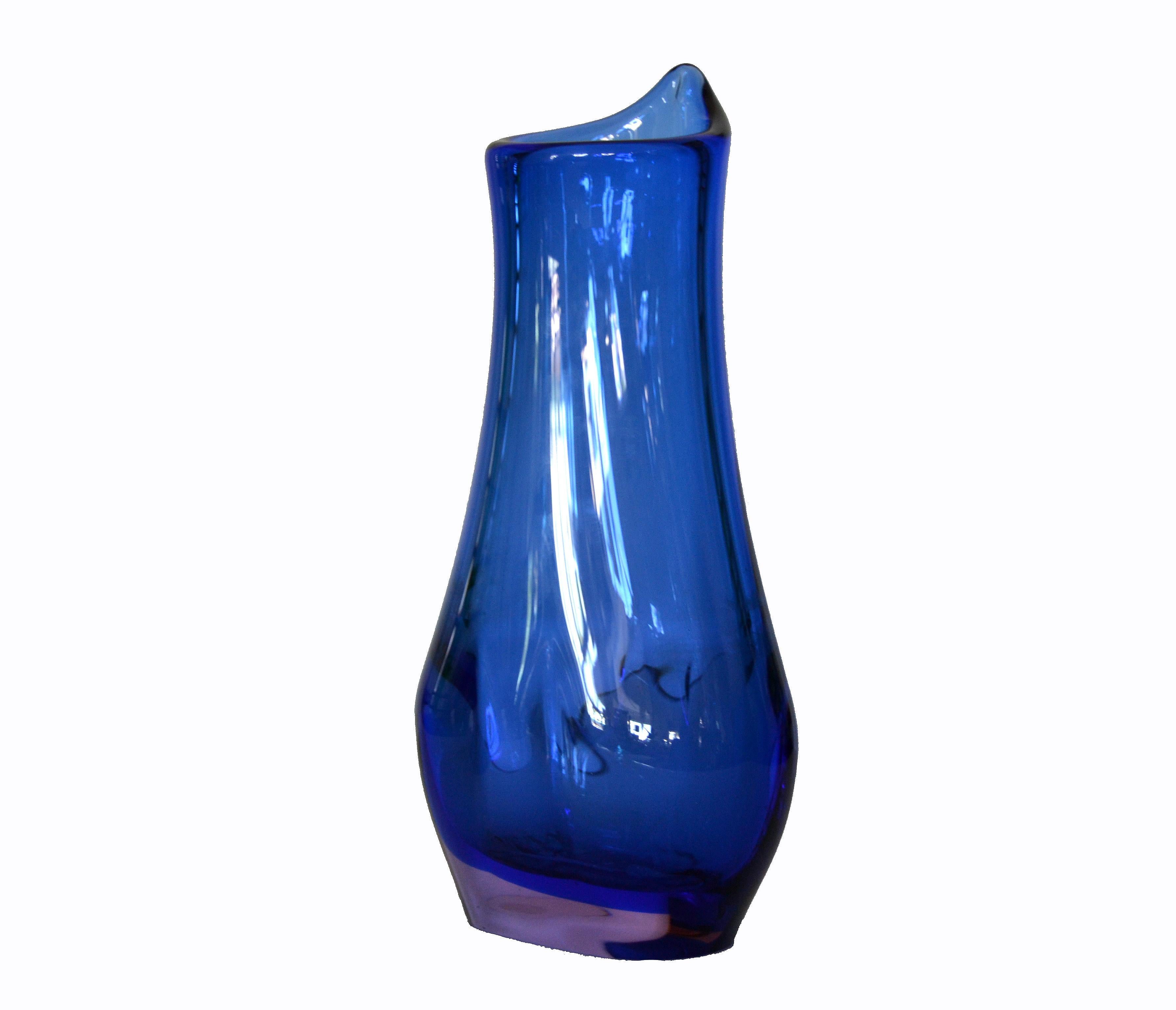 Elegant Mid-Century Modern sculptural hand blown Murano art glass vase in blue, light purple and clear tone.
The vase is heavy.
Simply lovely.